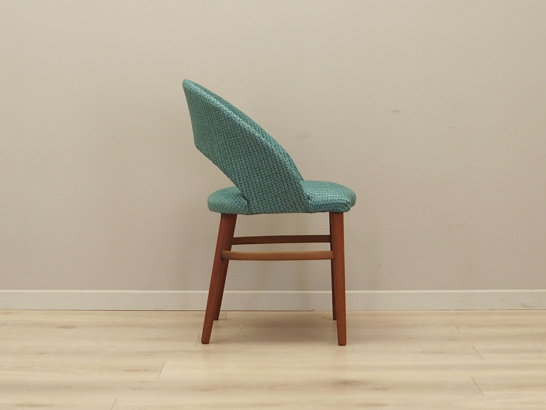 Teak_chair_Danish_design_1970s_production_Denmark