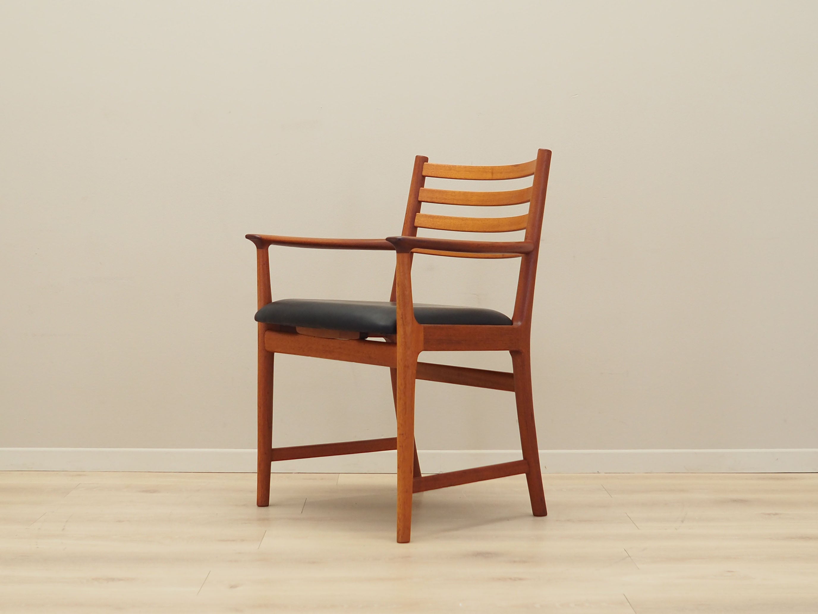 Teak_chair_Danish_design_from_1970s_production_Denmark