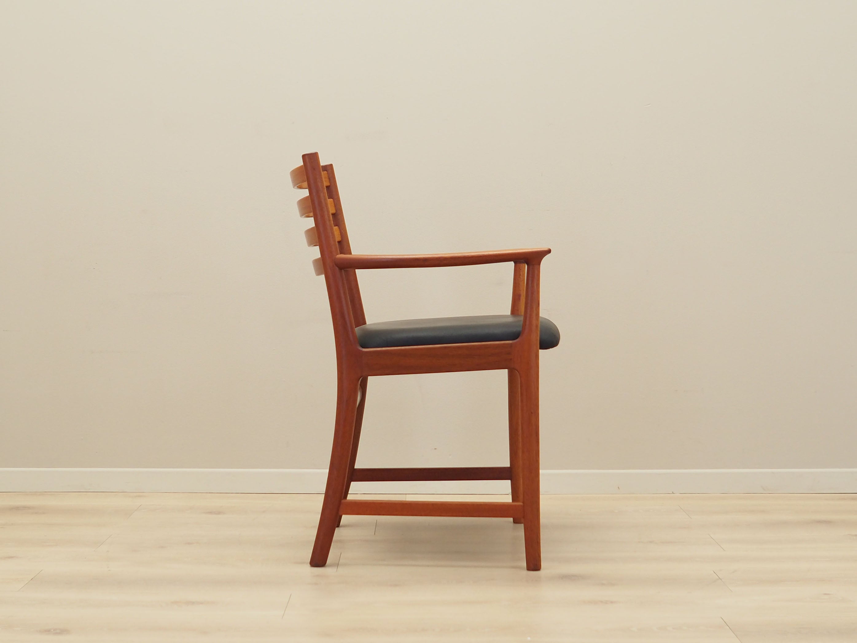 Teak_chair_Danish_design_from_1970s_production_Denmark