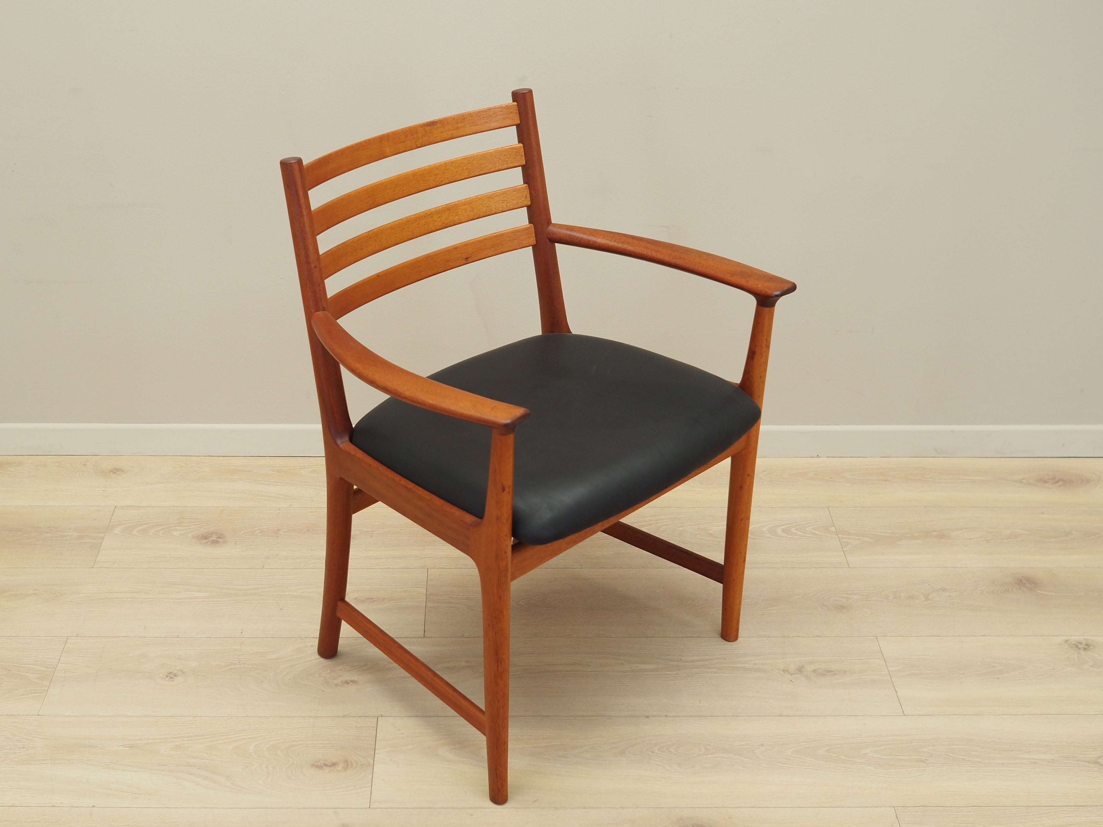 Teak_chair_Danish_design_from_1970s_production_Denmark