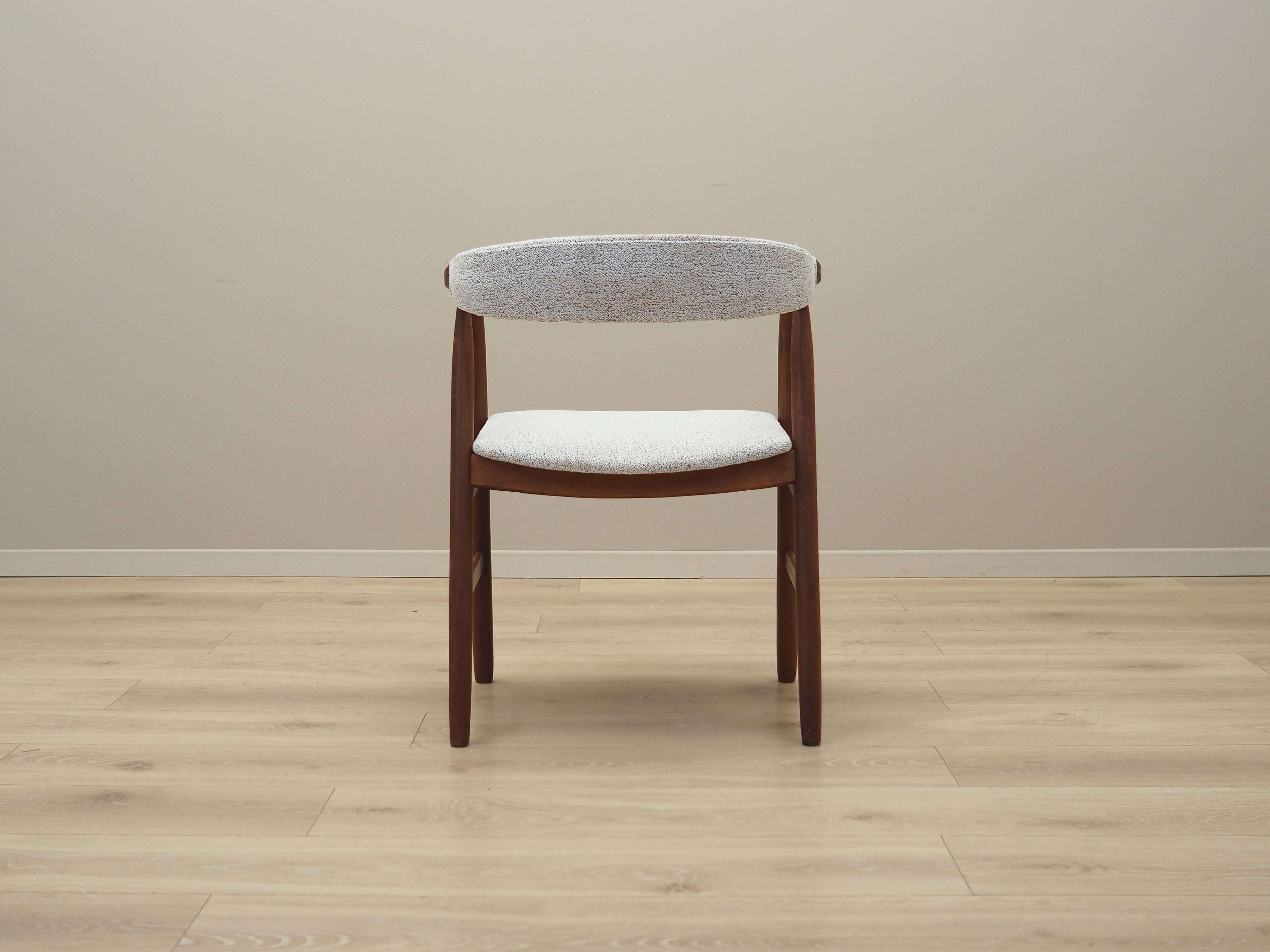 Teak_chair_in_Danish_design_1970s_production_Denmark