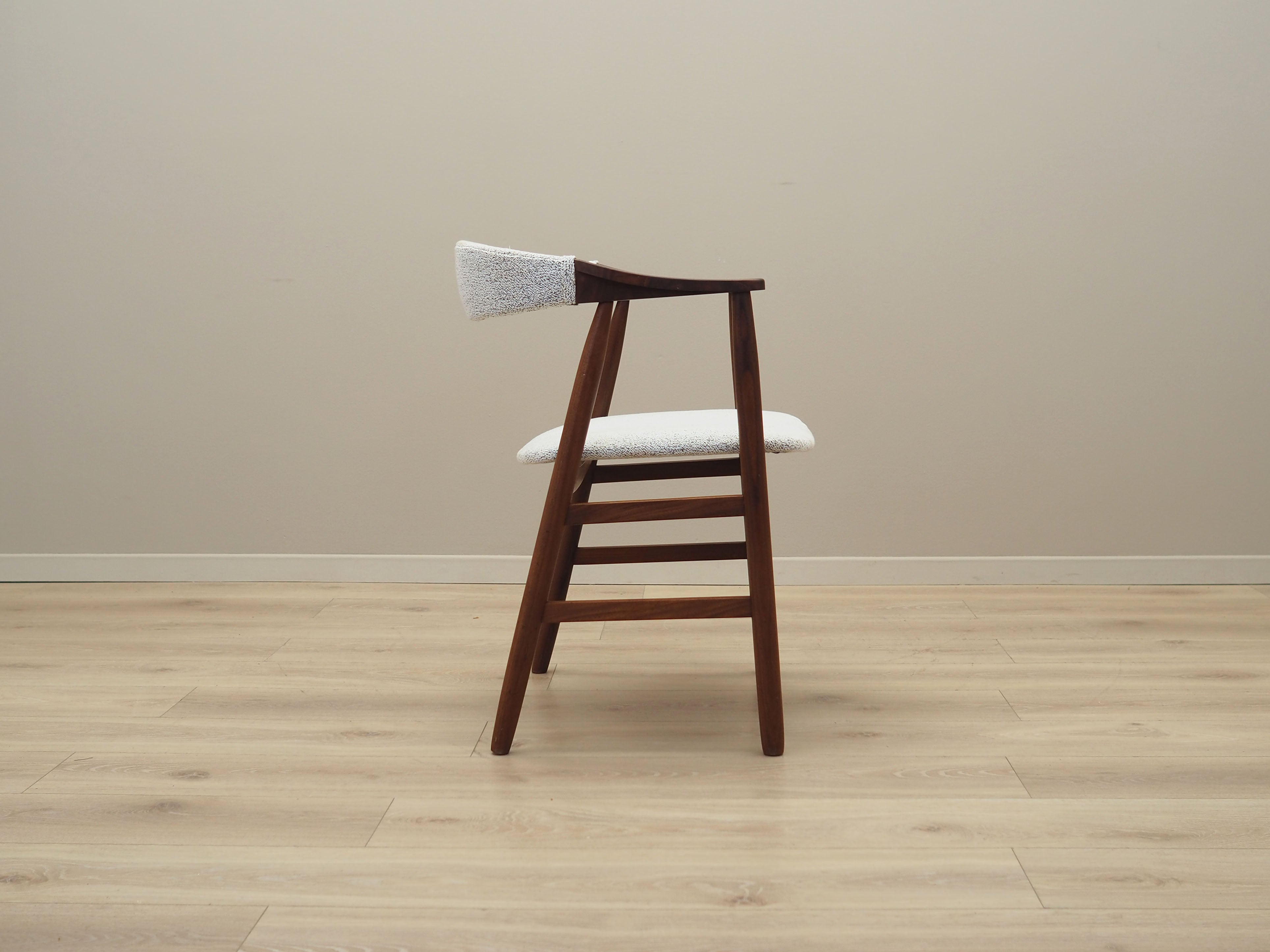 Teak_chair_in_Danish_design_1970s_production_Denmark