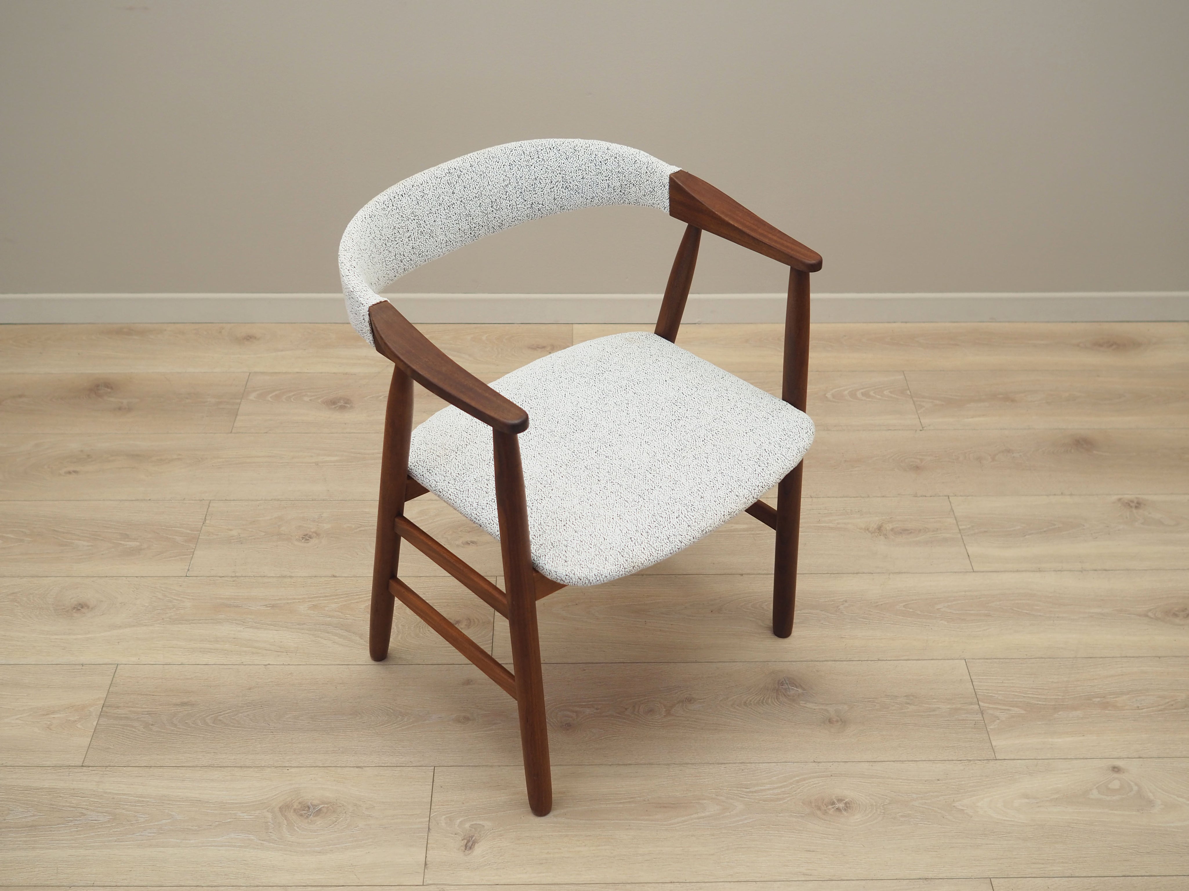 Teak_chair_in_Danish_design_1970s_production_Denmark