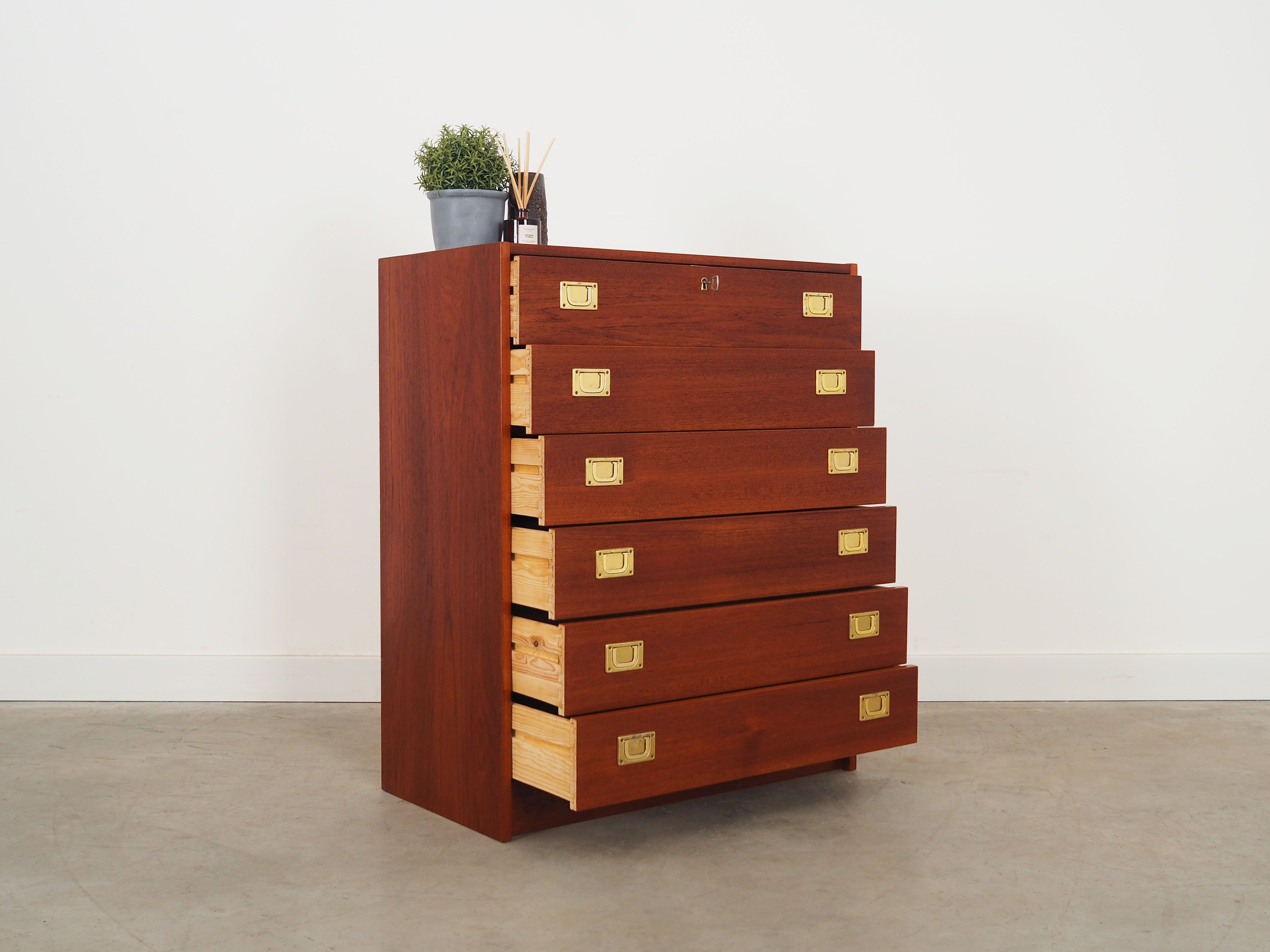 Teak_chest_of_drawers_1960s