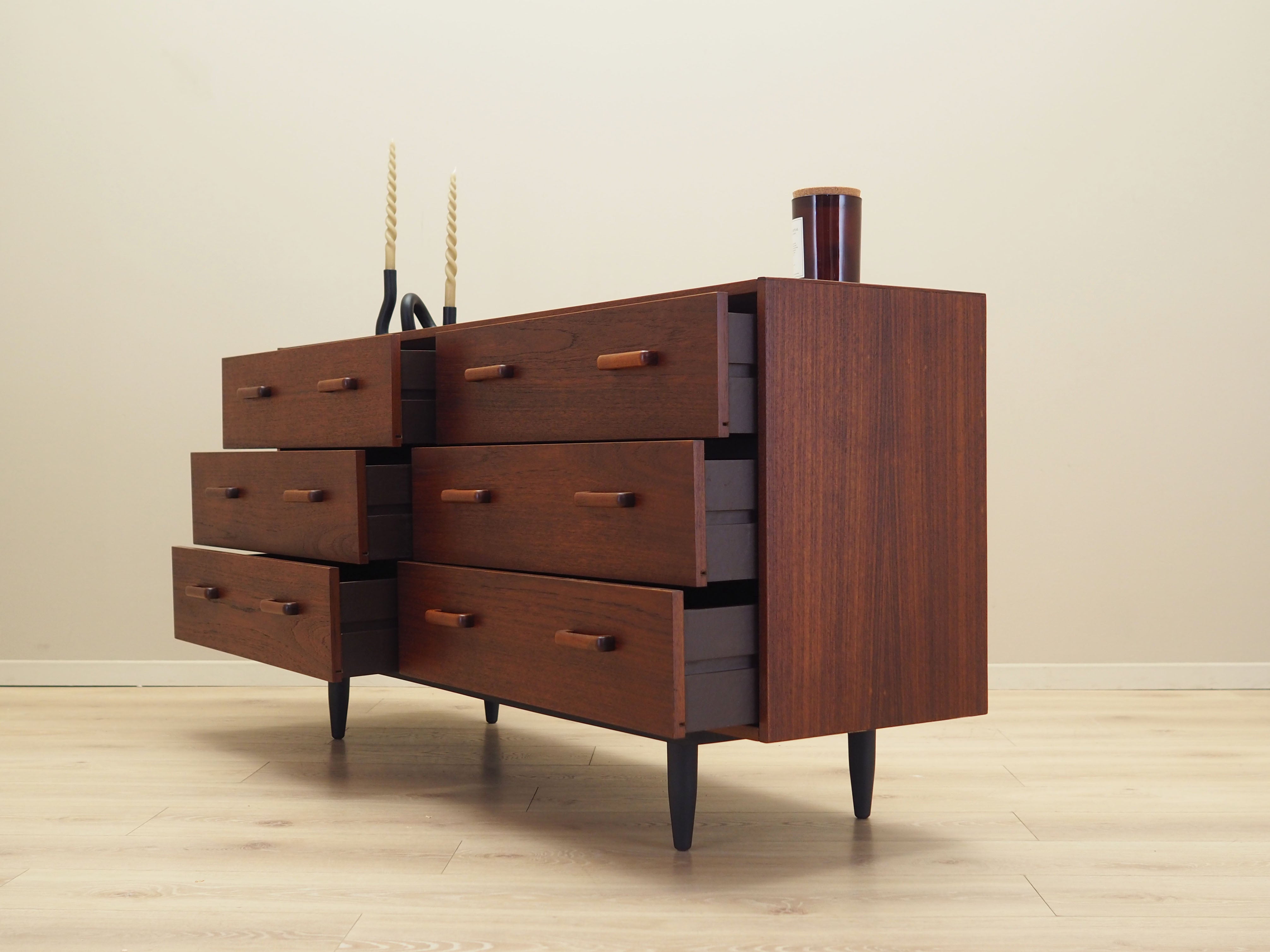 Teak_chest_of_drawers_Danish_design_1970s_production_Denmark