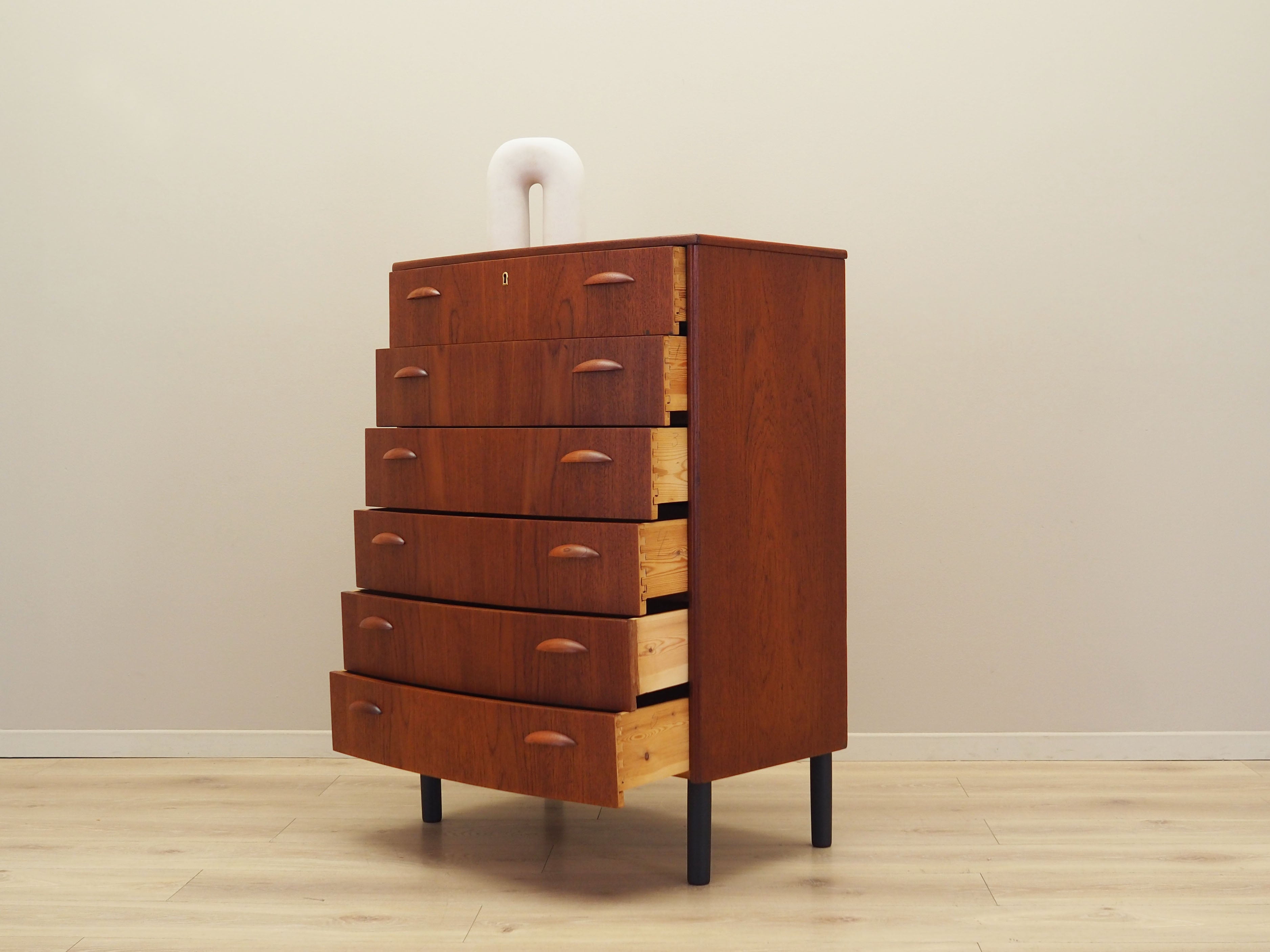 Teak_chest_of_drawers_Danish_design_from_1970s