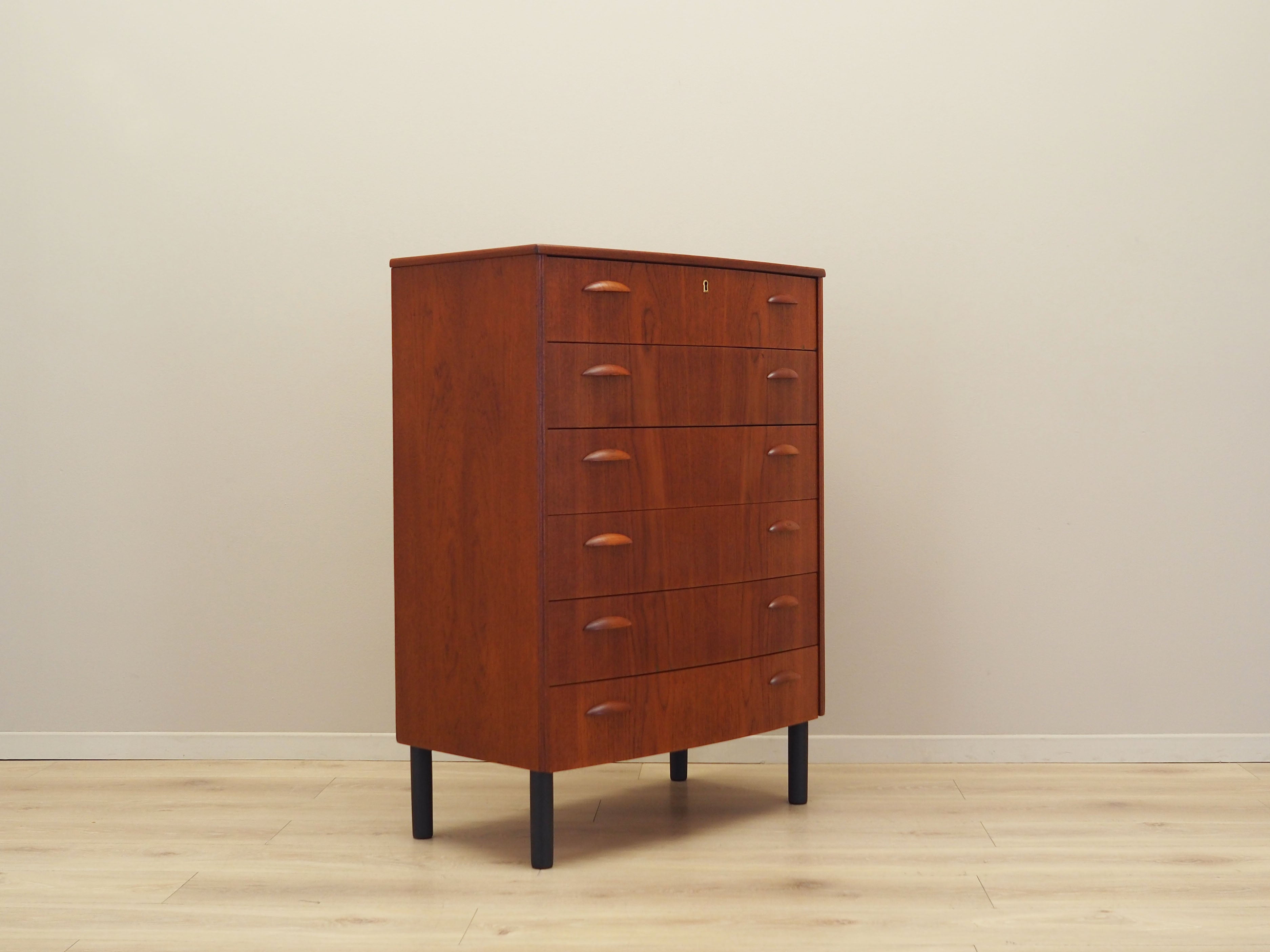 Teak_chest_of_drawers_Danish_design_from_1970s