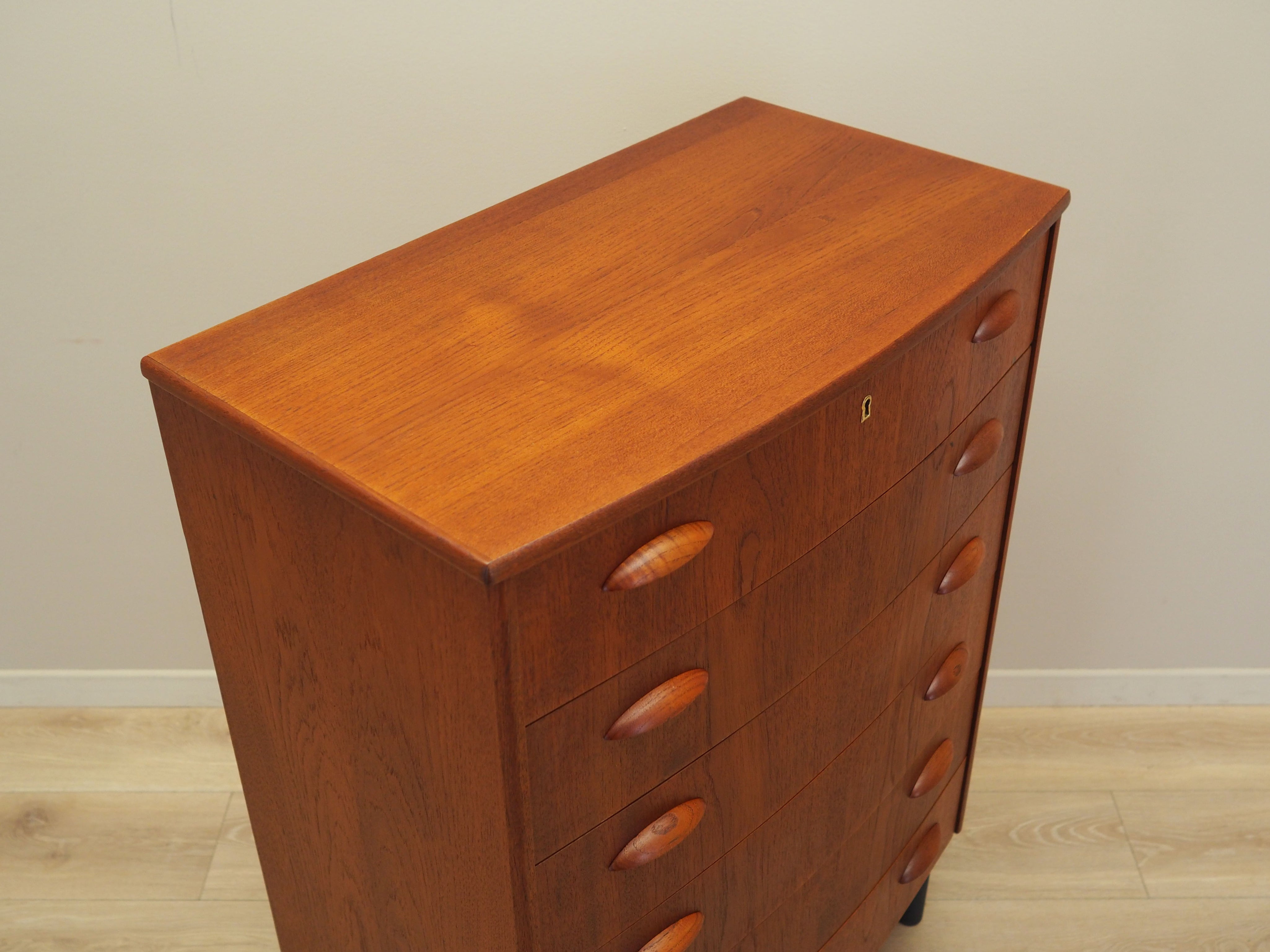 Teak_chest_of_drawers_Danish_design_from_1970s