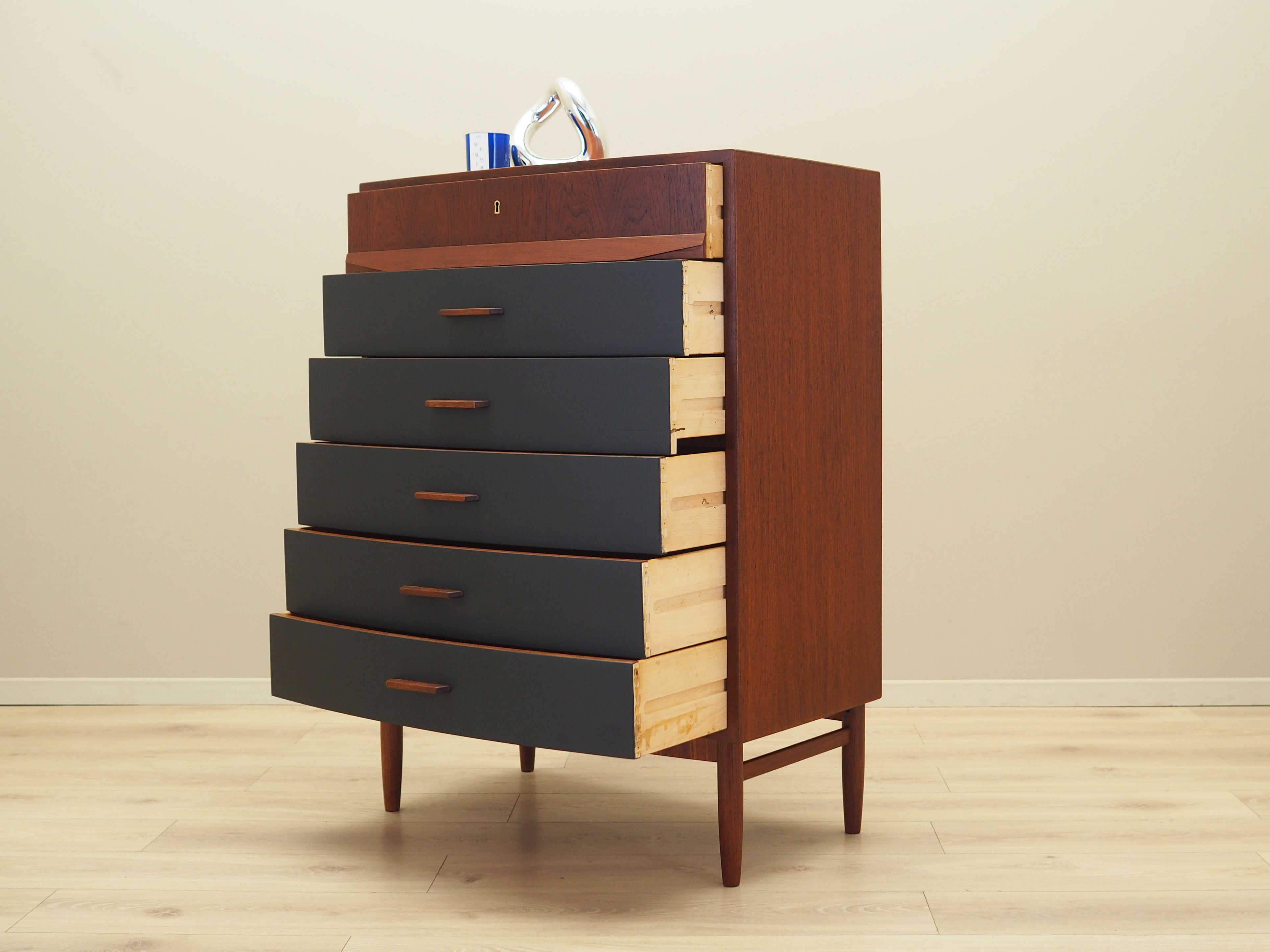 Teak_chest_of_drawers_in_Danish_design_1970s_production_Denmark