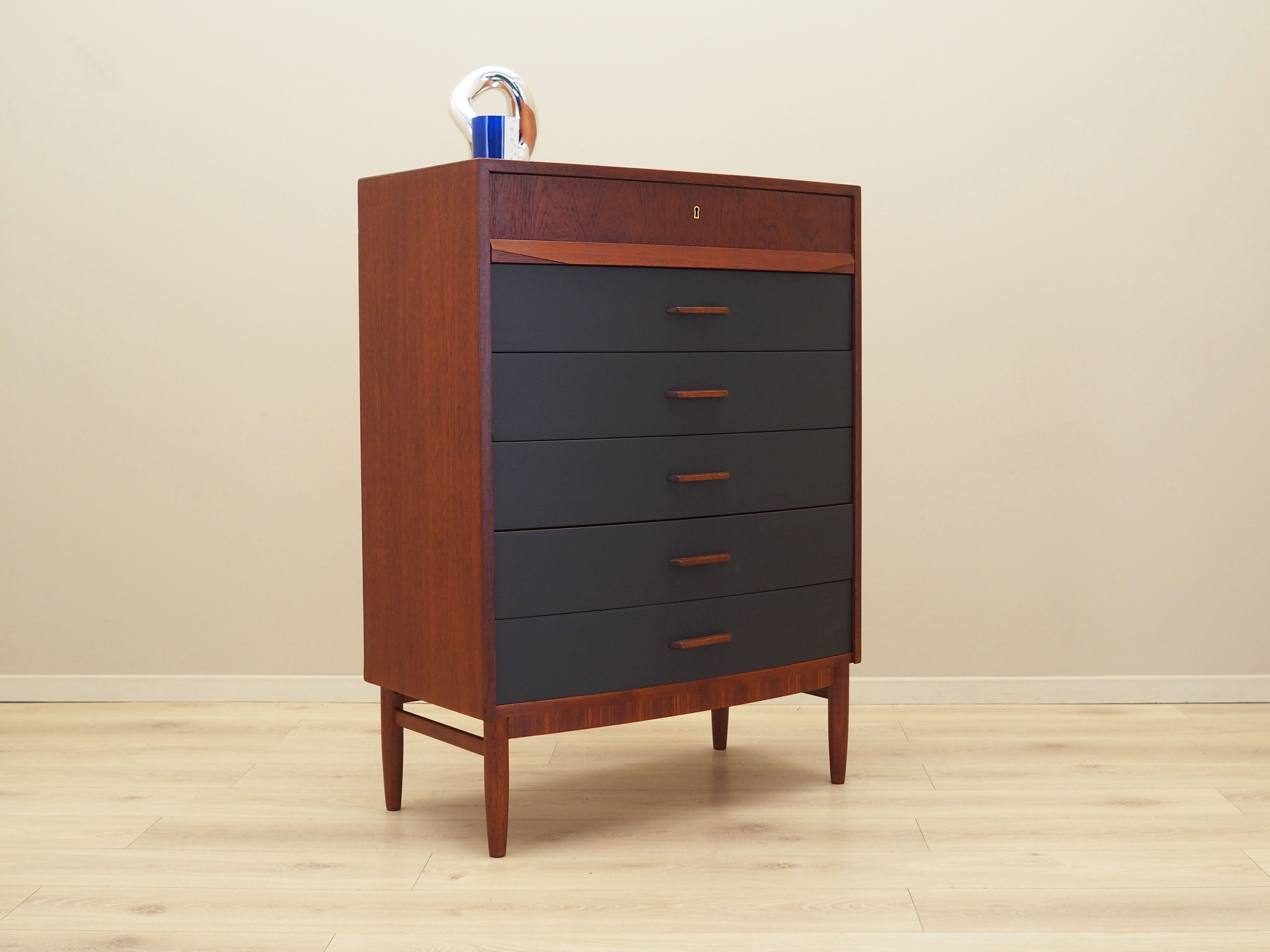 Teak_chest_of_drawers_in_Danish_design_1970s_production_Denmark