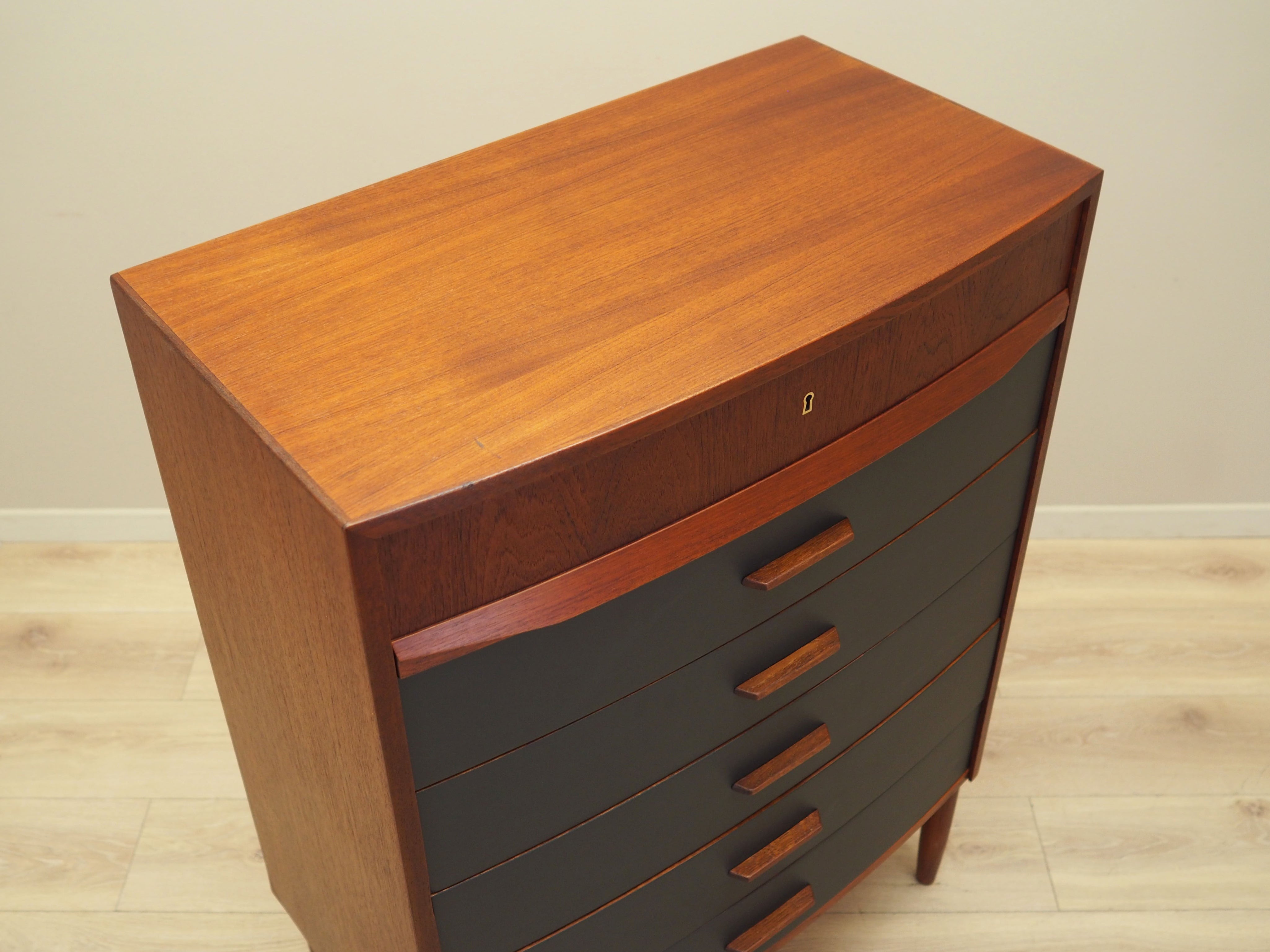 Teak_chest_of_drawers_in_Danish_design_1970s_production_Denmark
