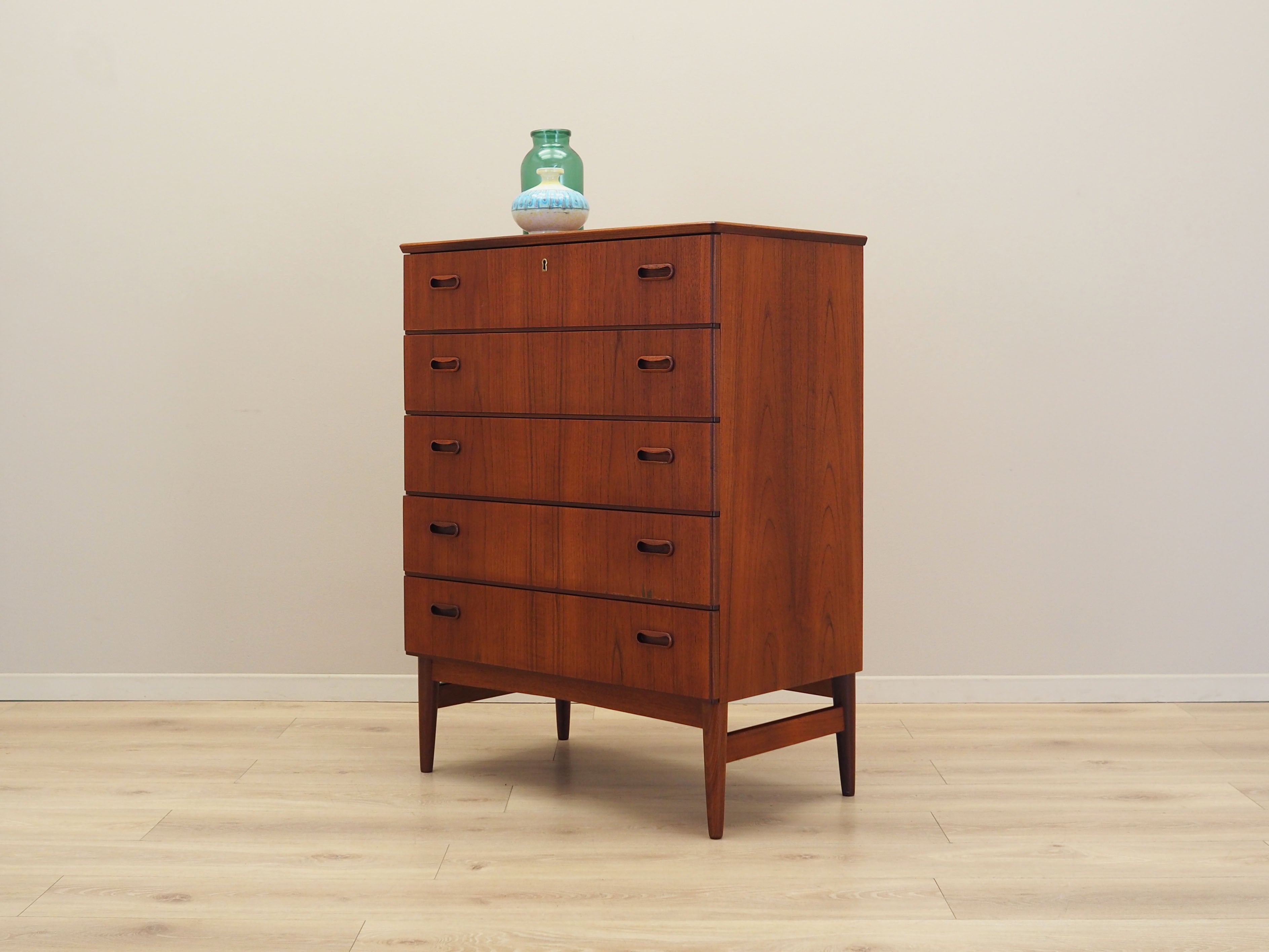 Teak_chest_of_drawers_in_Danish_design_from_1970s