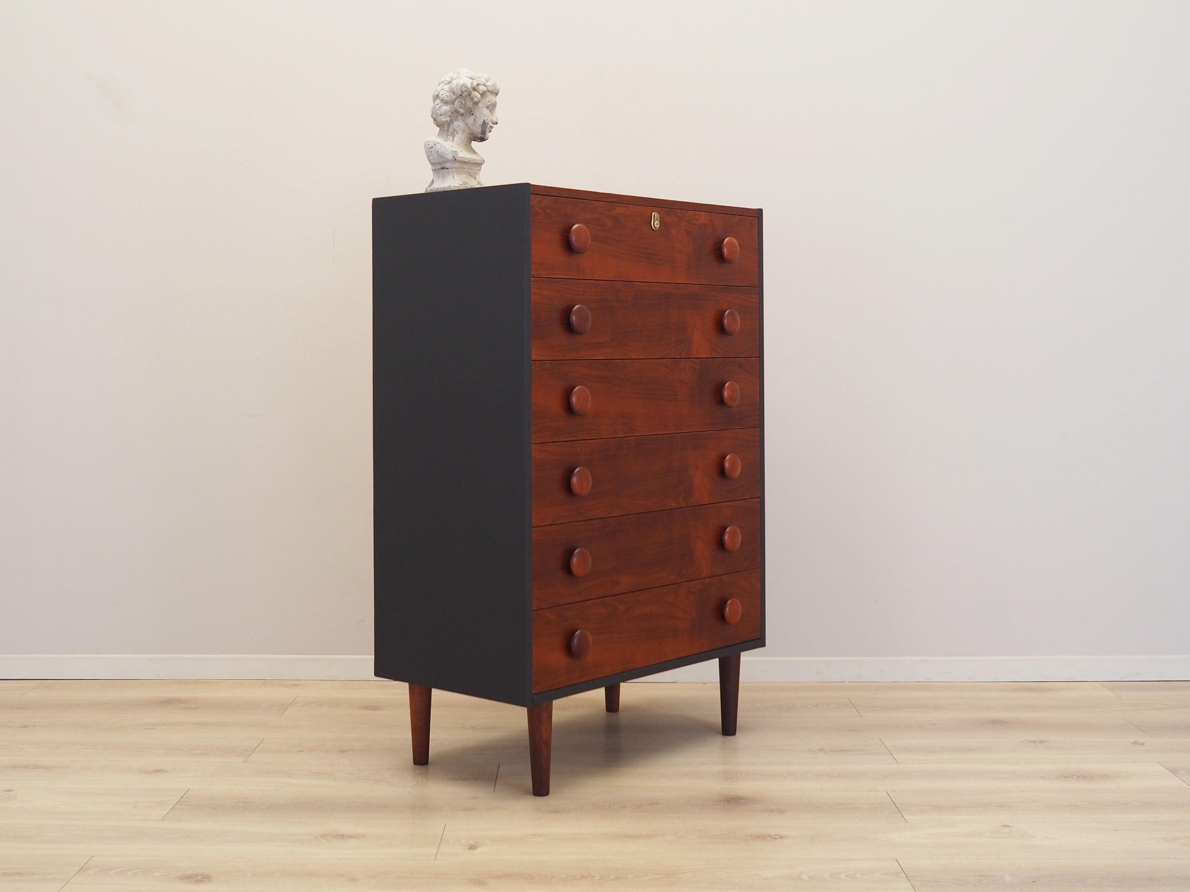 Teak_chest_of_drawers_in_Danish_design_from_1970s_production_Denmark