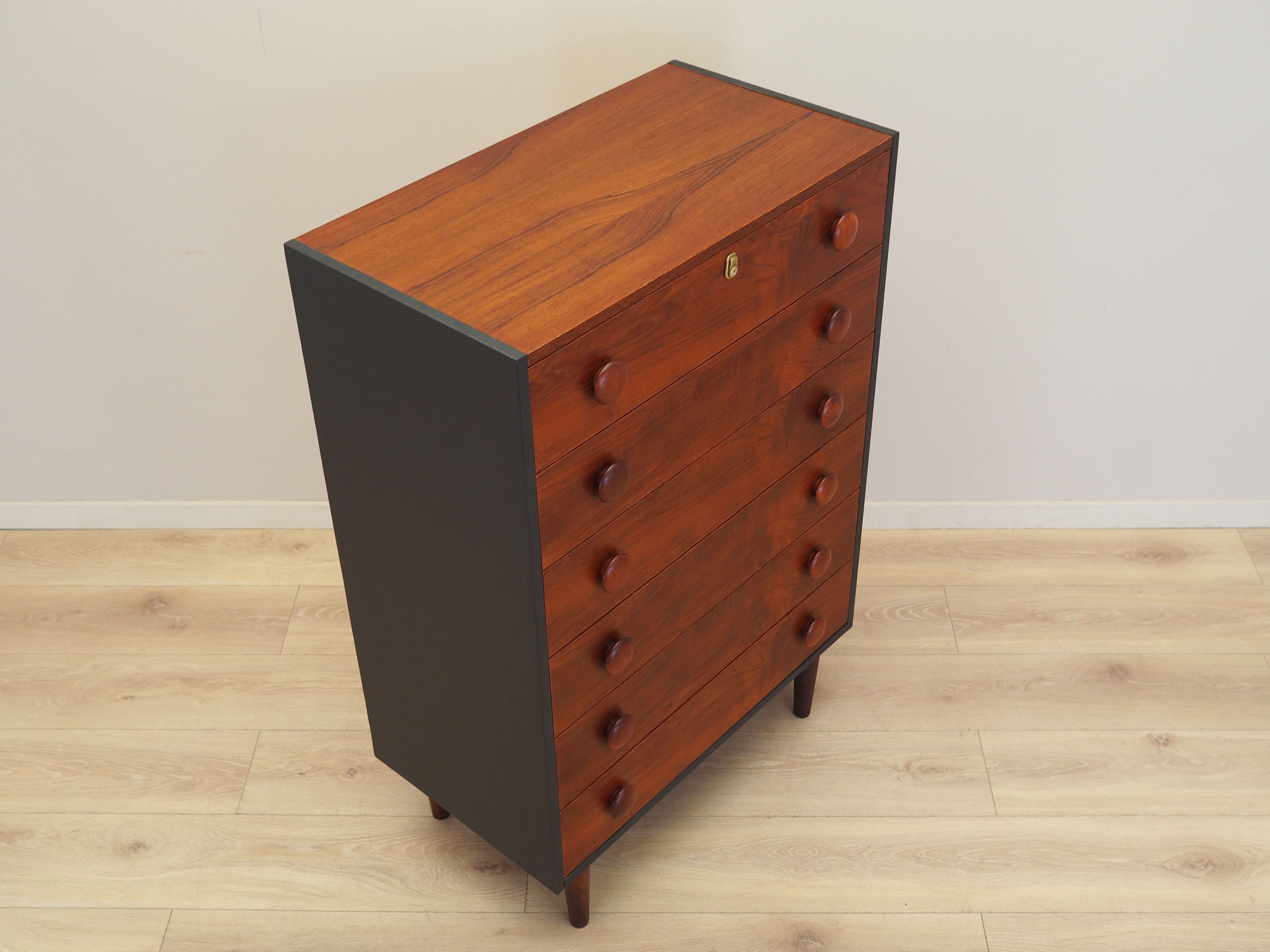 Teak_chest_of_drawers_in_Danish_design_from_1970s_production_Denmark