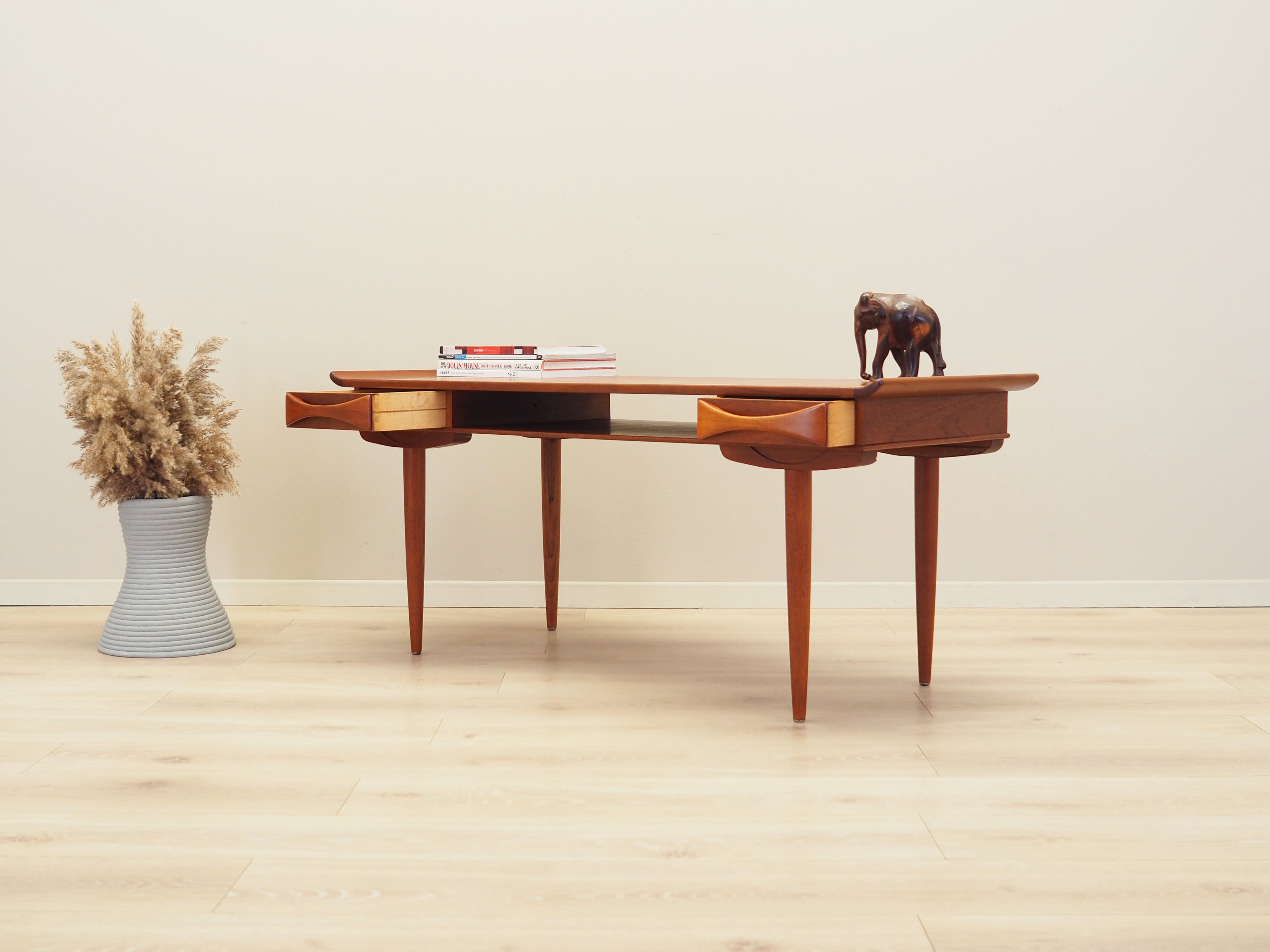 Teak_coffee_table_Danish_design_1970s_production_Denmark
