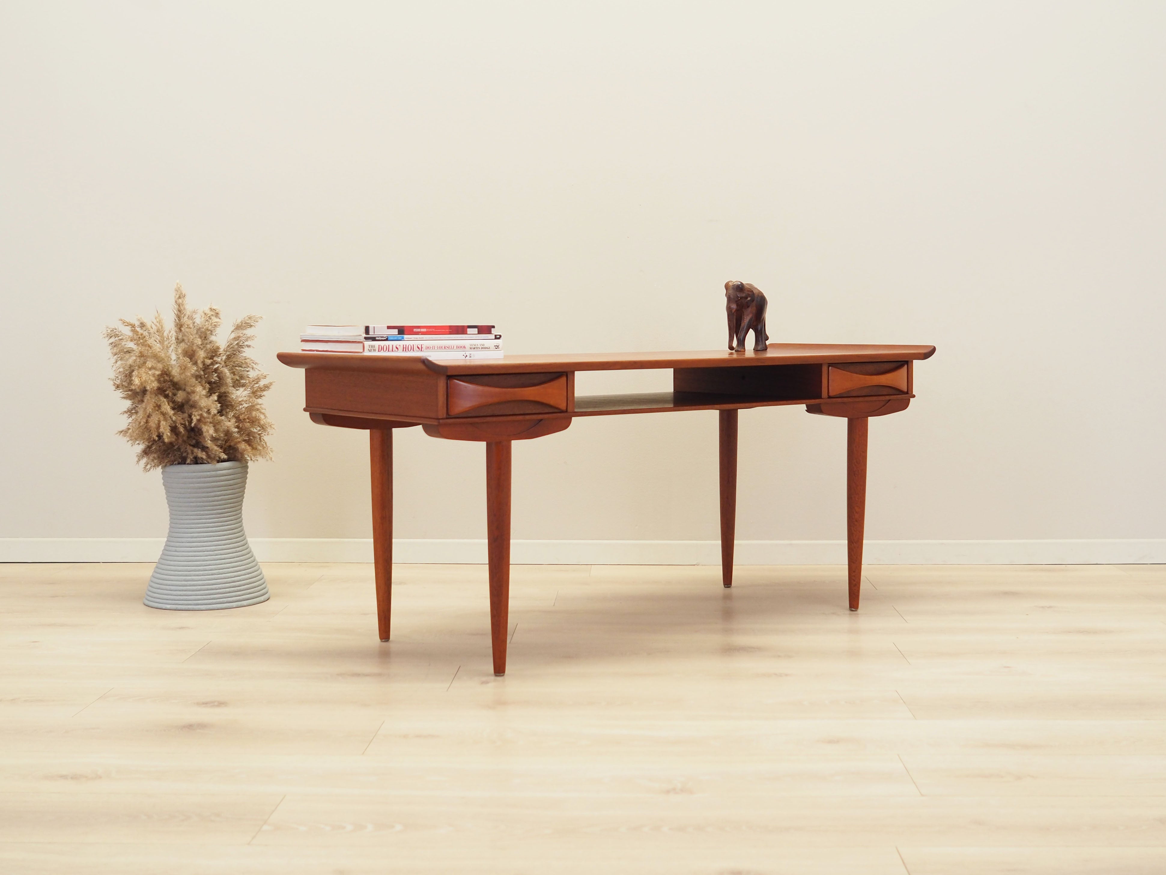 Teak_coffee_table_Danish_design_1970s_production_Denmark