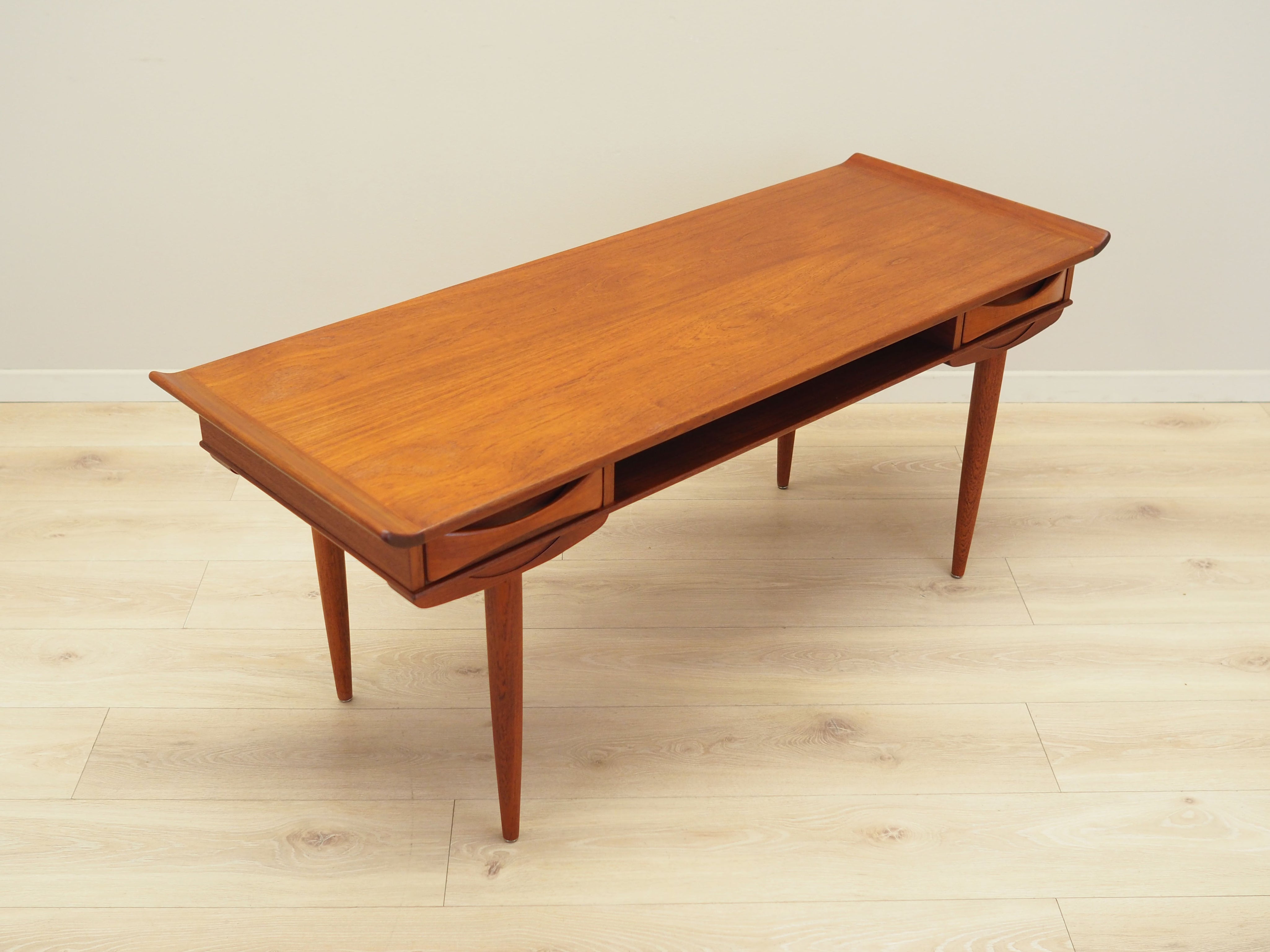 Teak_coffee_table_Danish_design_1970s_production_Denmark