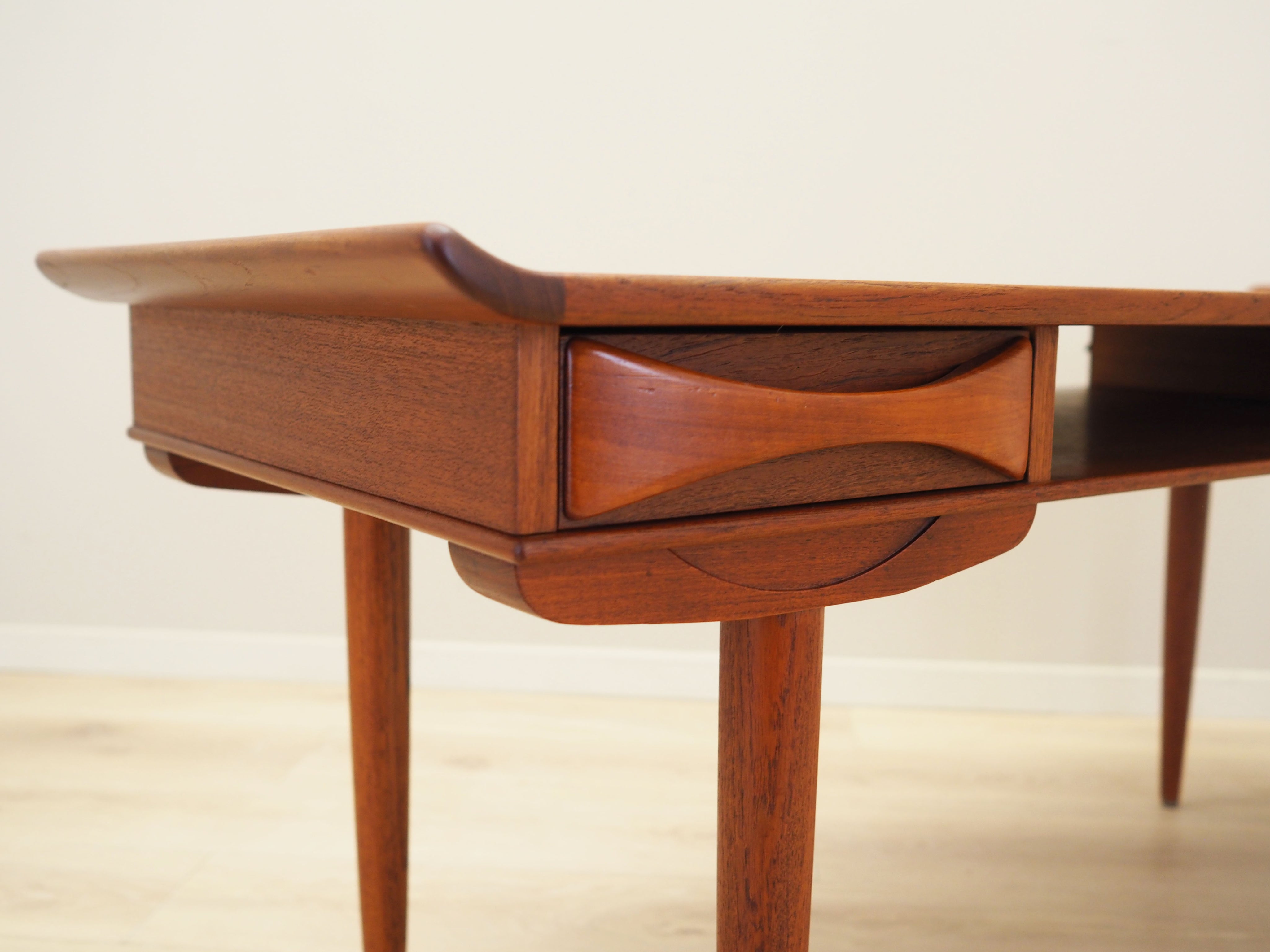 Teak_coffee_table_Danish_design_1970s_production_Denmark