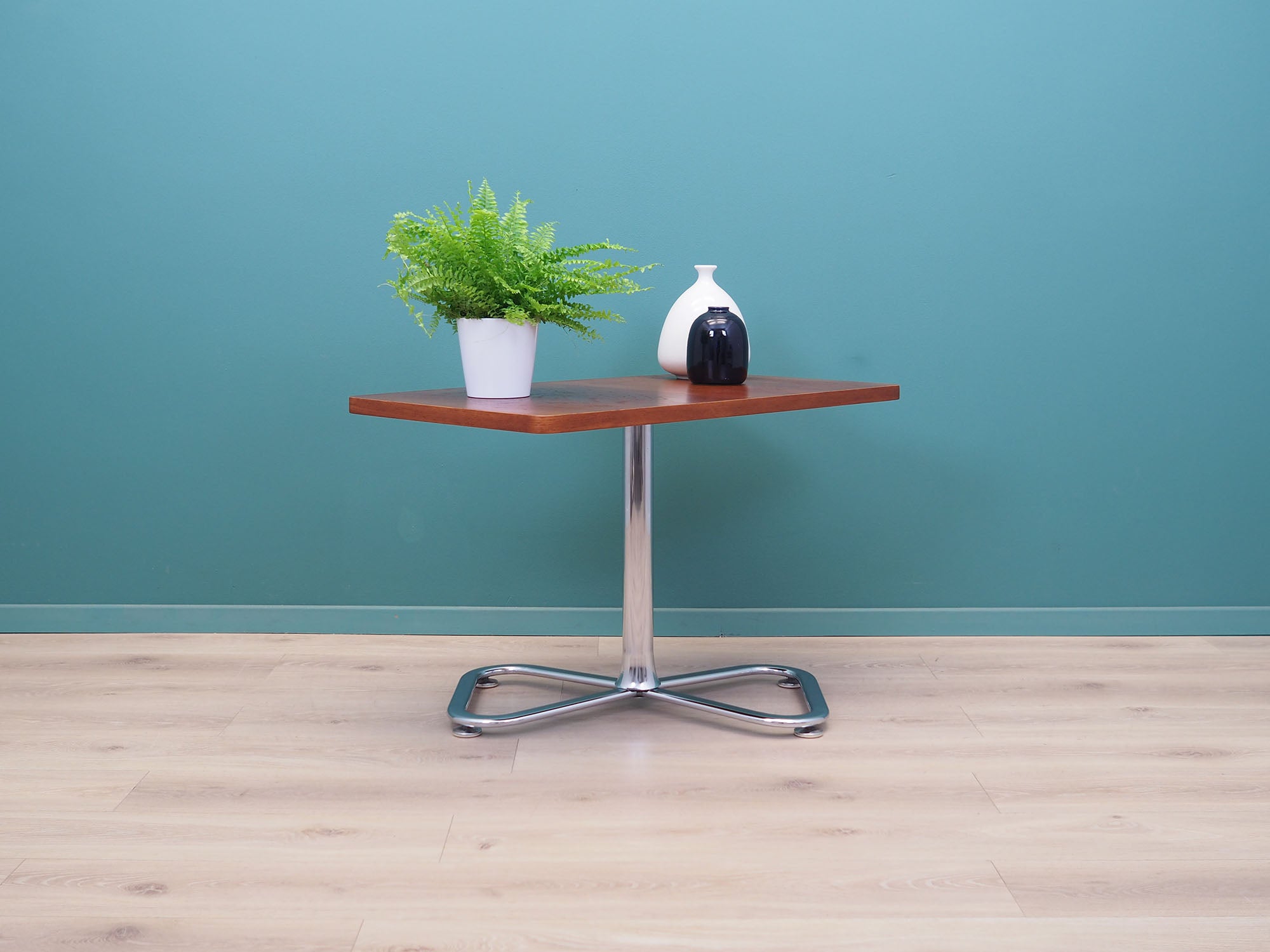 Teak_coffee_table_in_Danish_design_1970s_production_Denmark