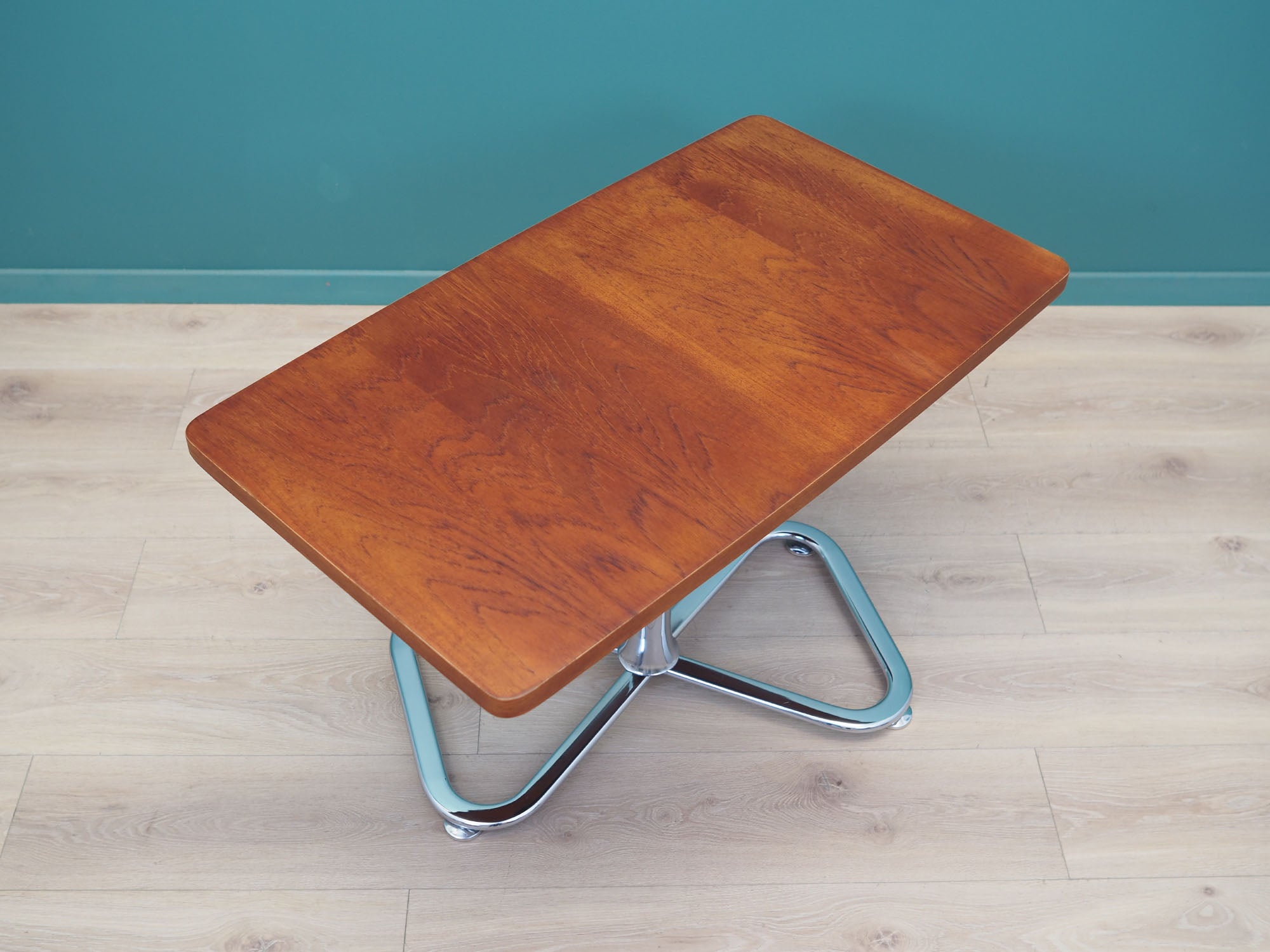 Teak_coffee_table_in_Danish_design_1970s_production_Denmark