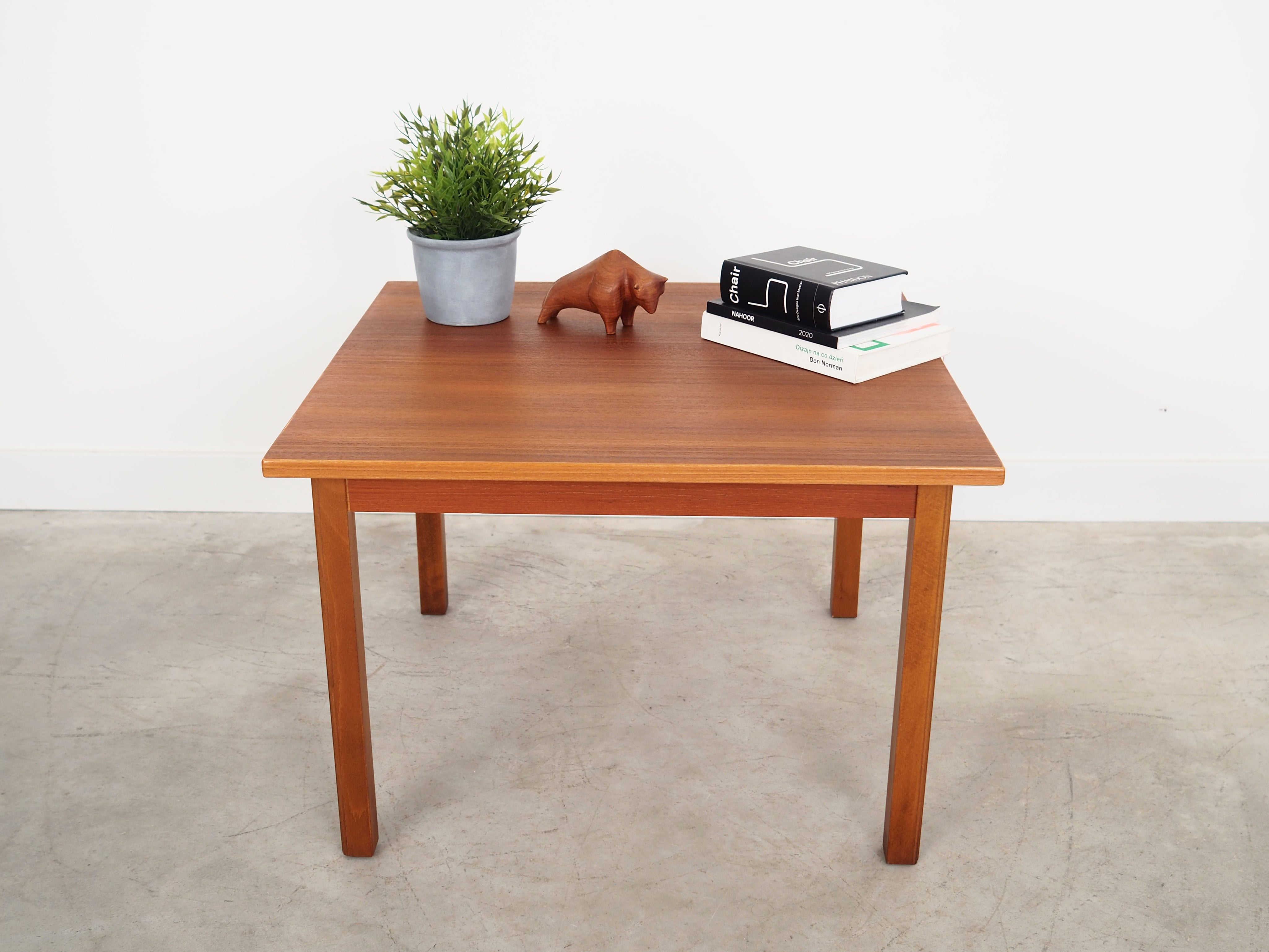Teak_coffee_table_in_Danish_design_from_1970s