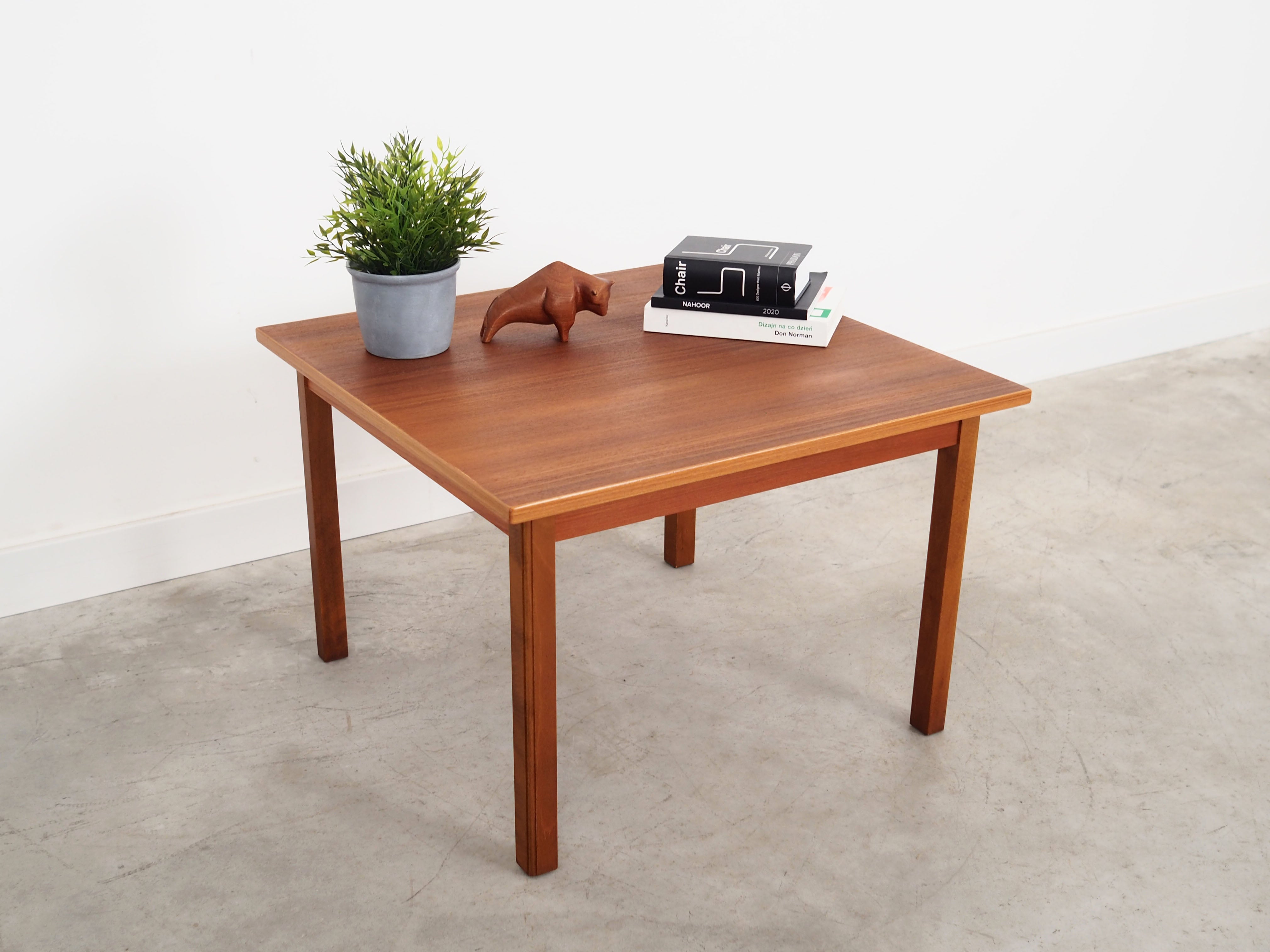 Teak_coffee_table_in_Danish_design_from_1970s