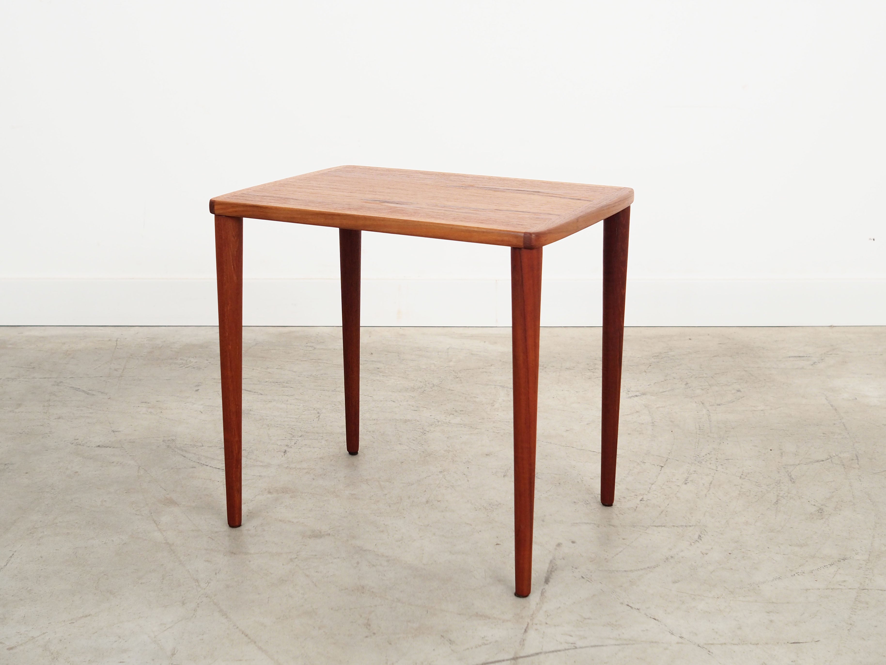 Teak_coffee_table_in_Danish_design_from_1970s_production_Denmark