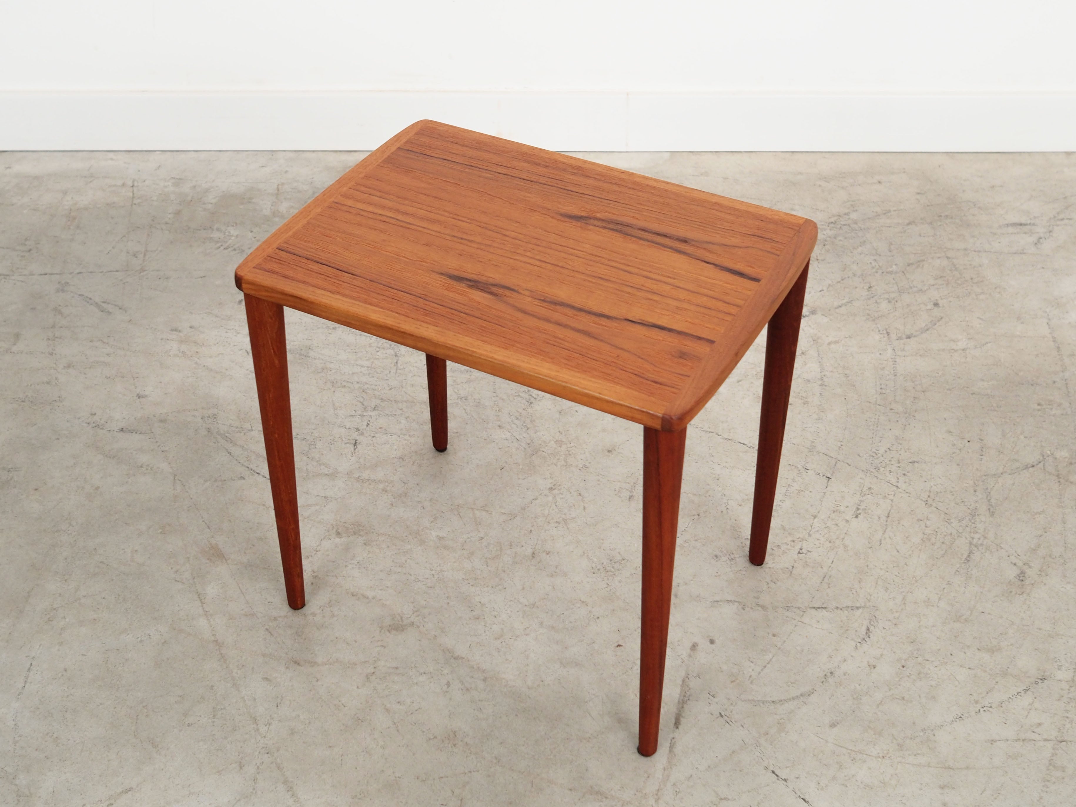 Teak_coffee_table_in_Danish_design_from_1970s_production_Denmark