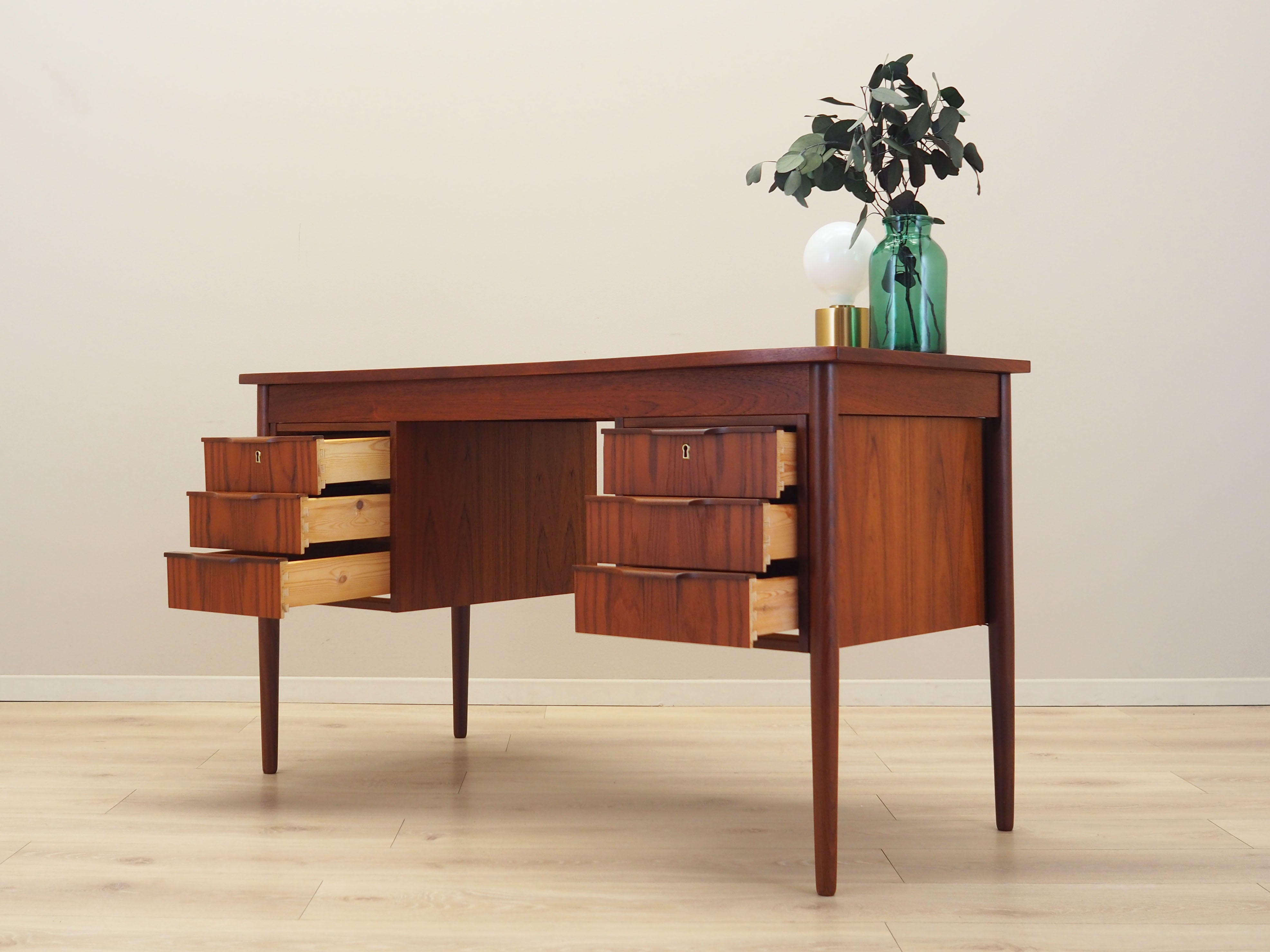 Teak_desk_Danish_design_1960s_production_Denmark