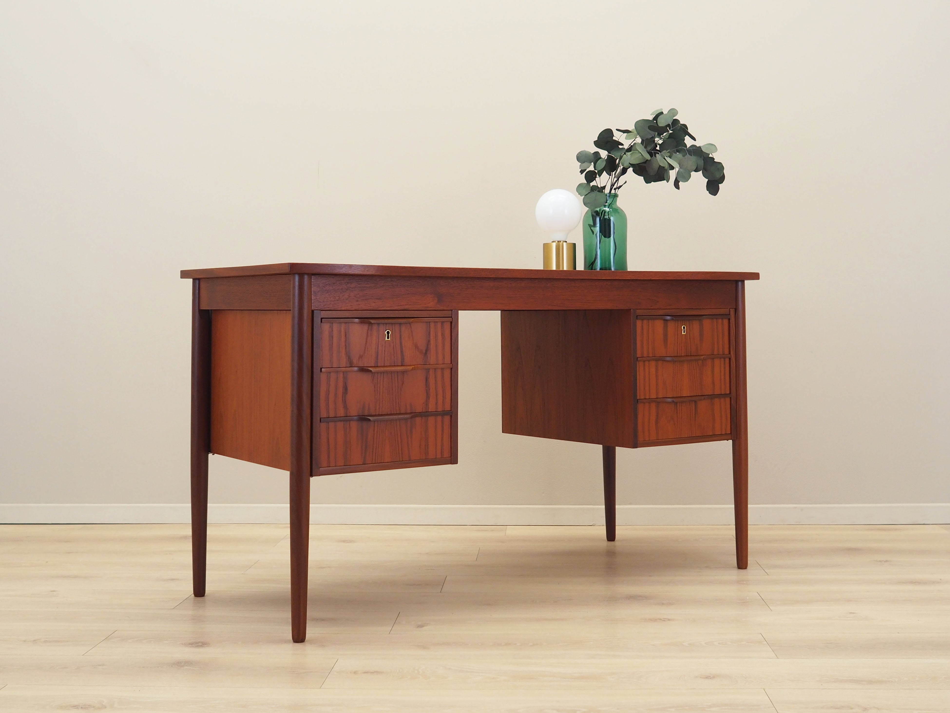 Teak_desk_Danish_design_1960s_production_Denmark