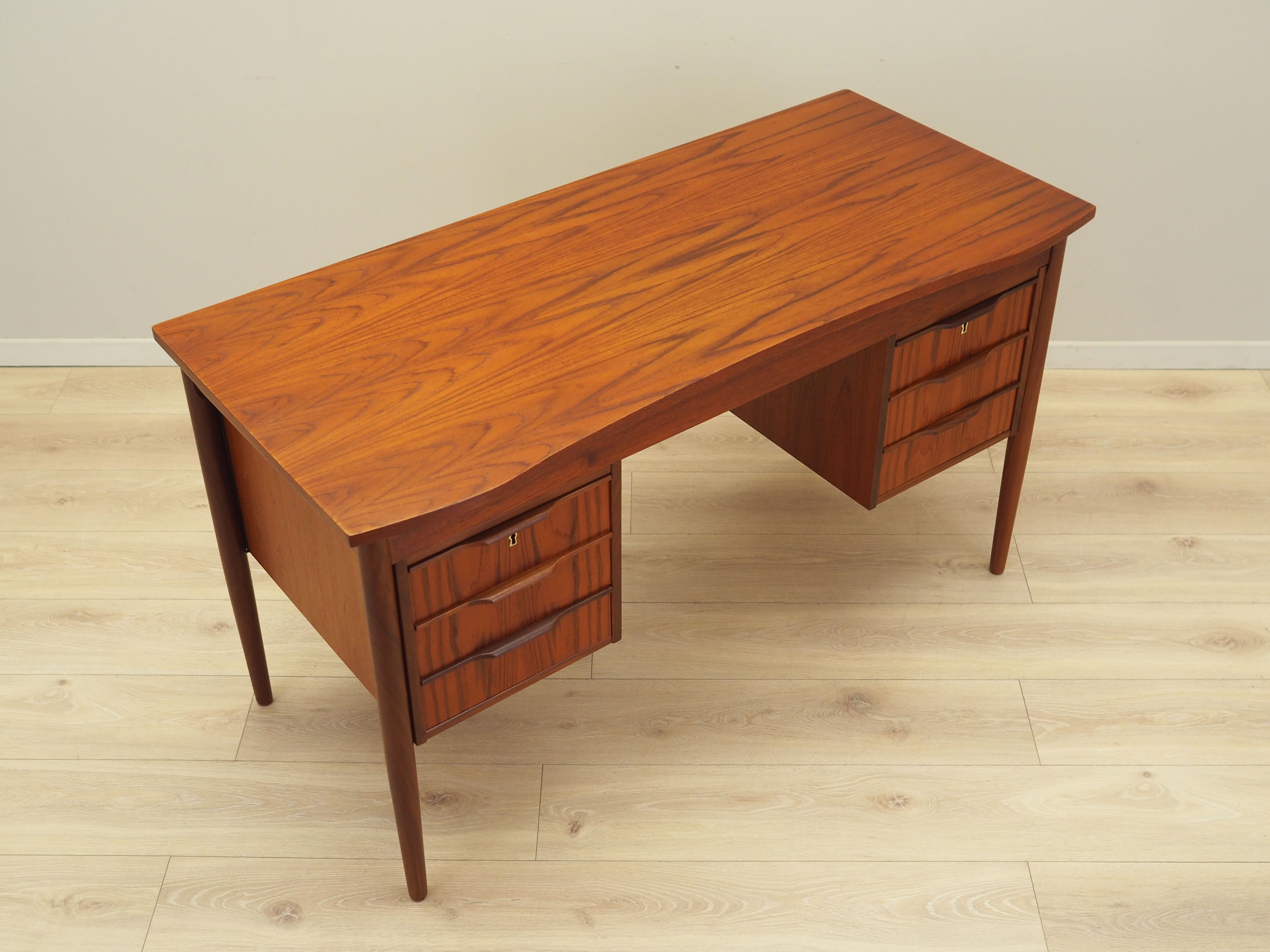 Teak_desk_Danish_design_1960s_production_Denmark