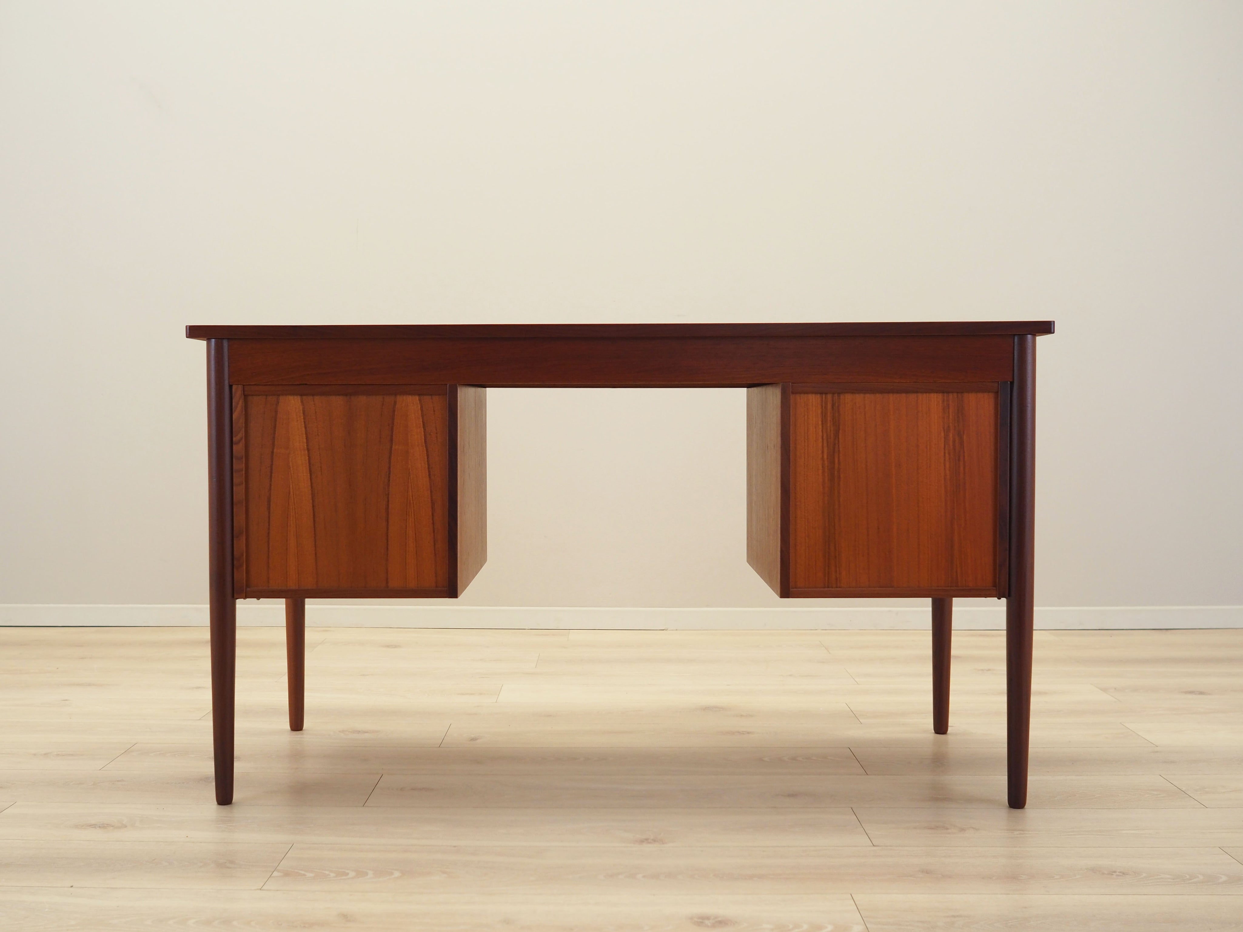 Teak_desk_Danish_design_1960s_production_Denmark