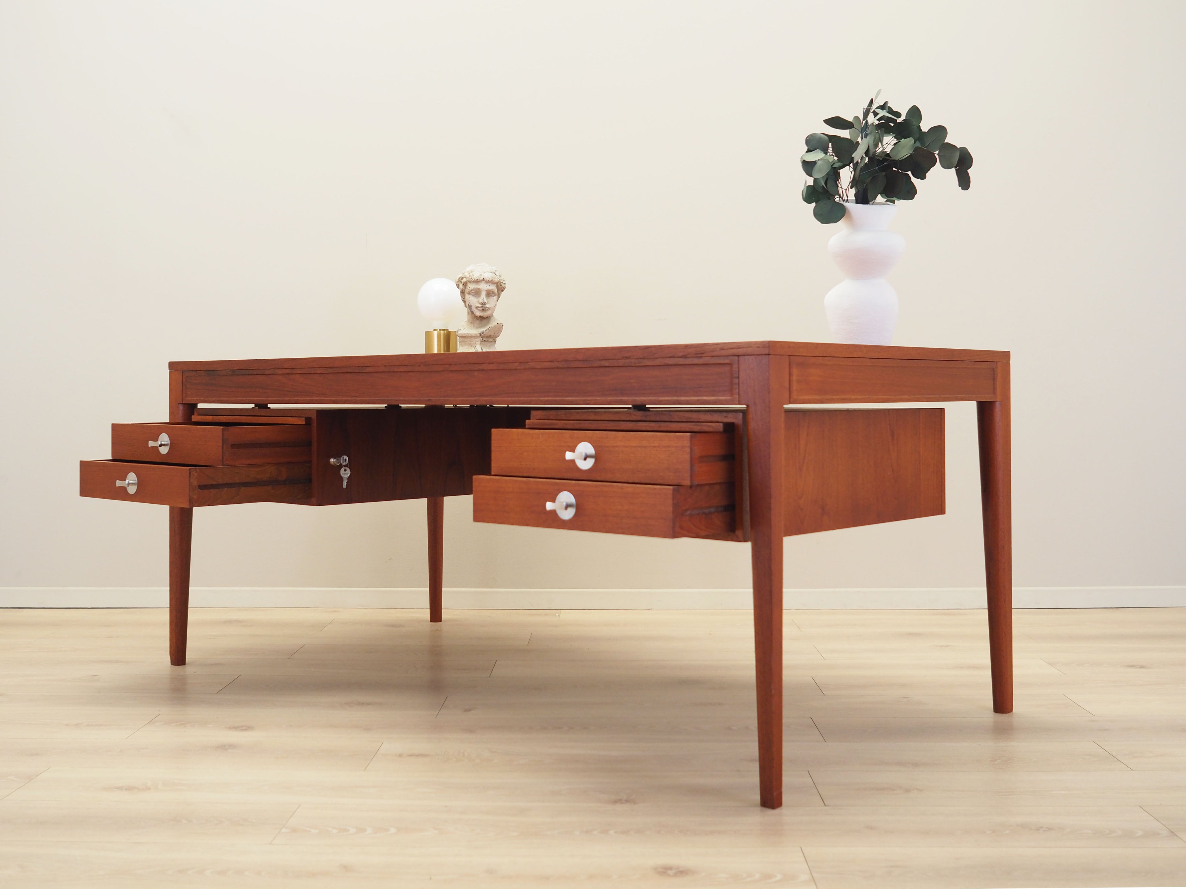 Teak_desk_Danish_design_1970s_designer_Finn_Juhl_manufacturer_France_Son