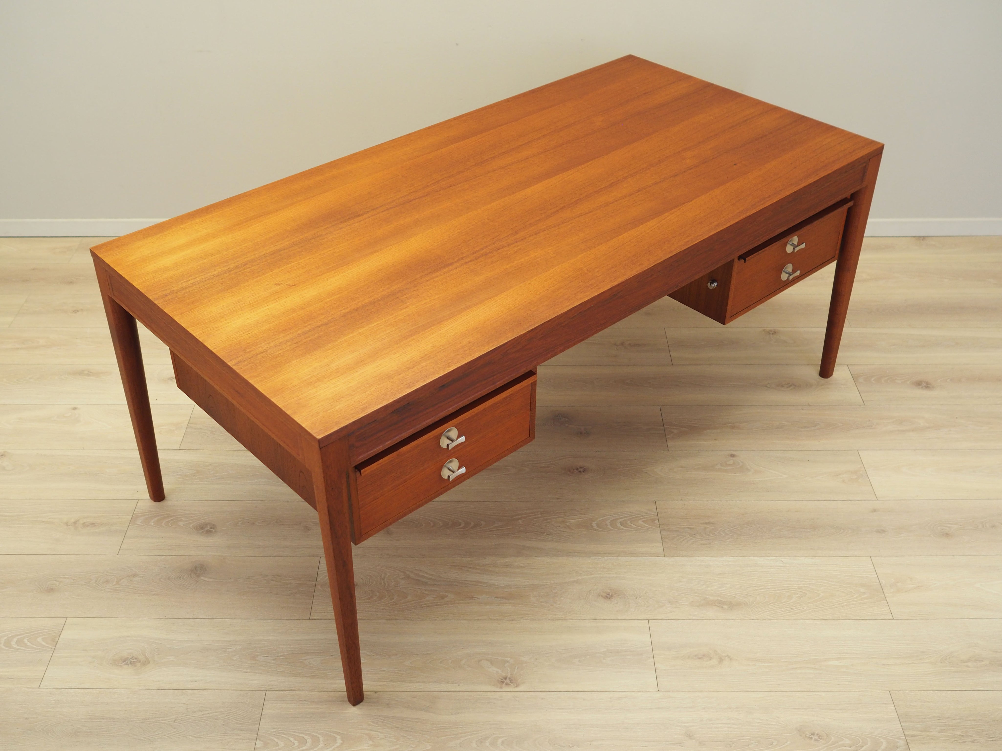 Teak_desk_Danish_design_1970s_designer_Finn_Juhl_manufacturer_France_Son