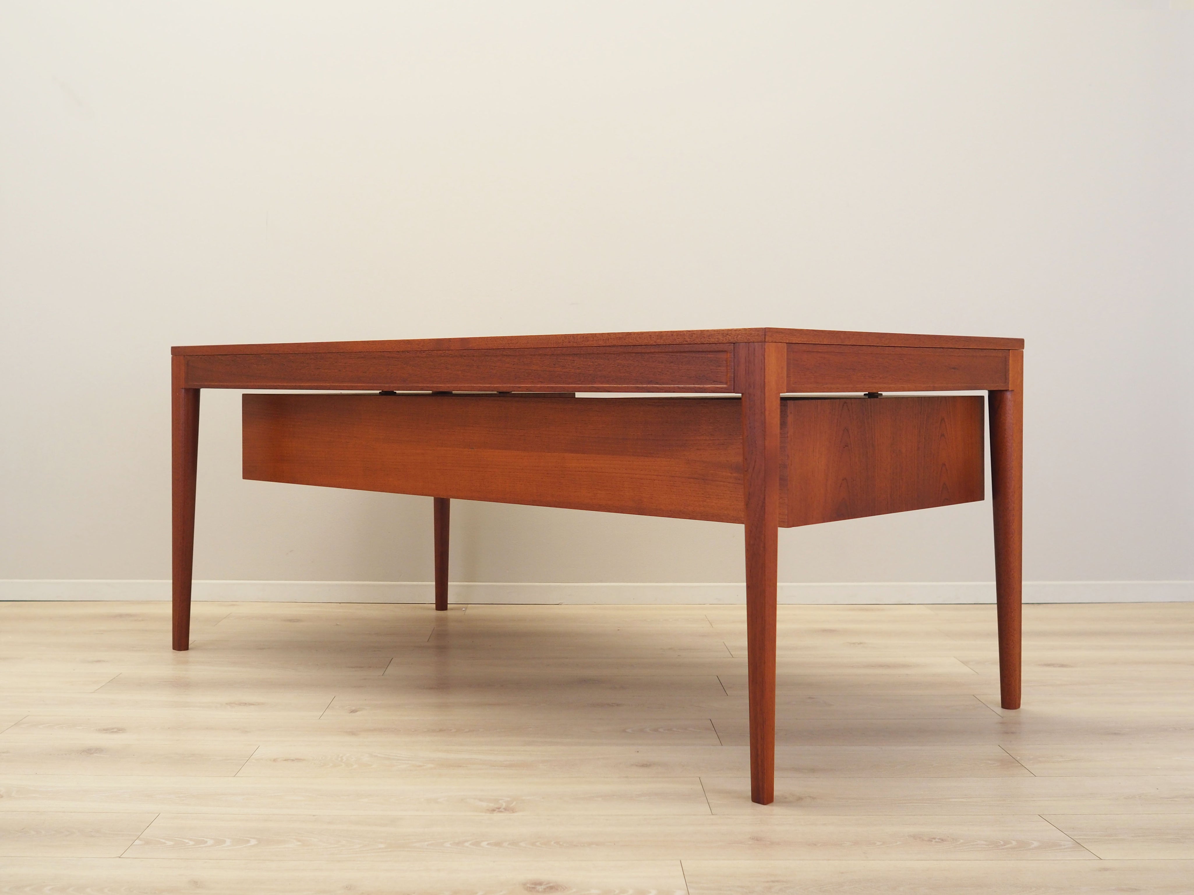 Teak_desk_Danish_design_1970s_designer_Finn_Juhl_manufacturer_France_Son