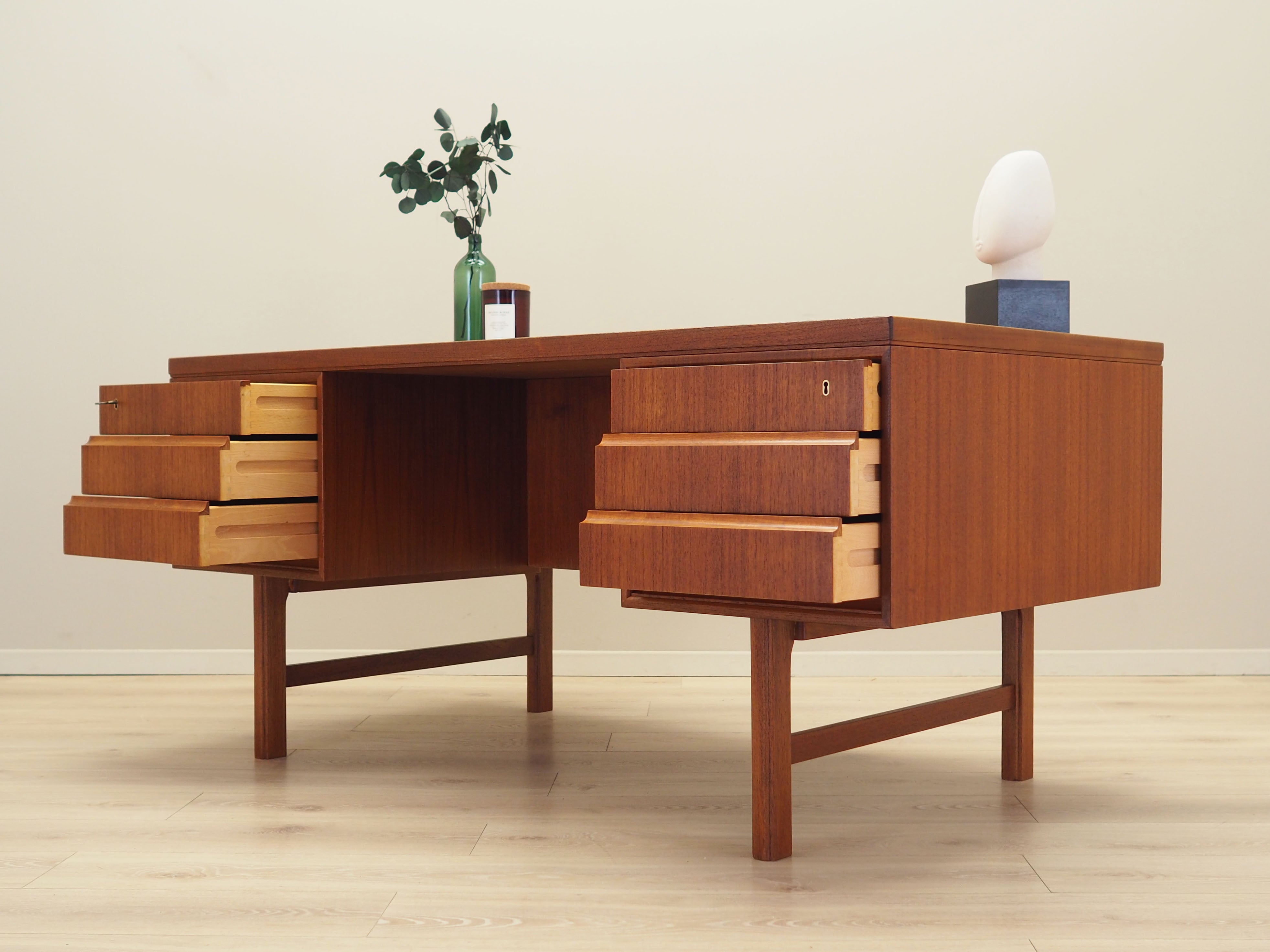 Teak_desk_Danish_design_1970s_production_Denmark