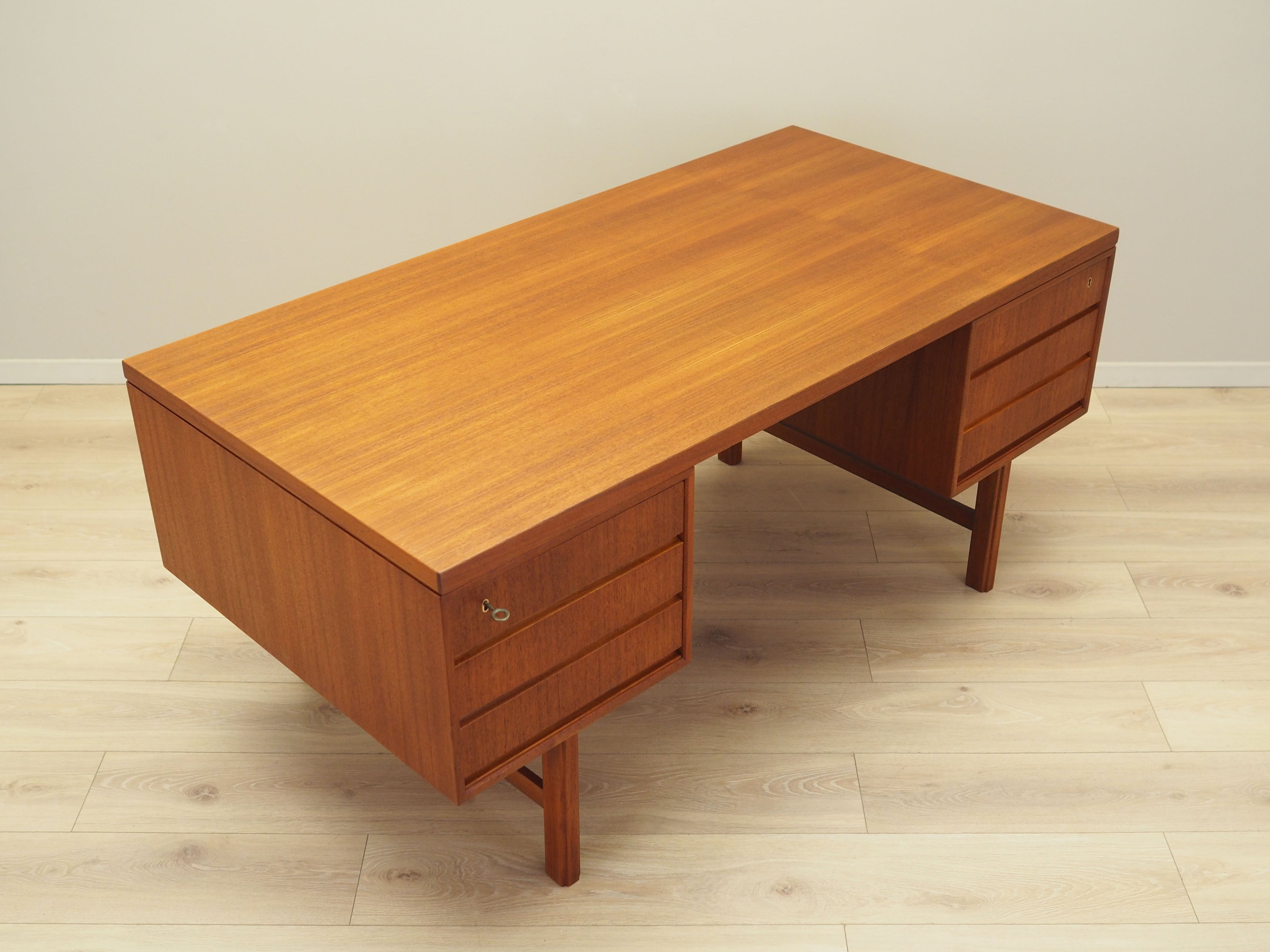 Teak_desk_Danish_design_1970s_production_Denmark