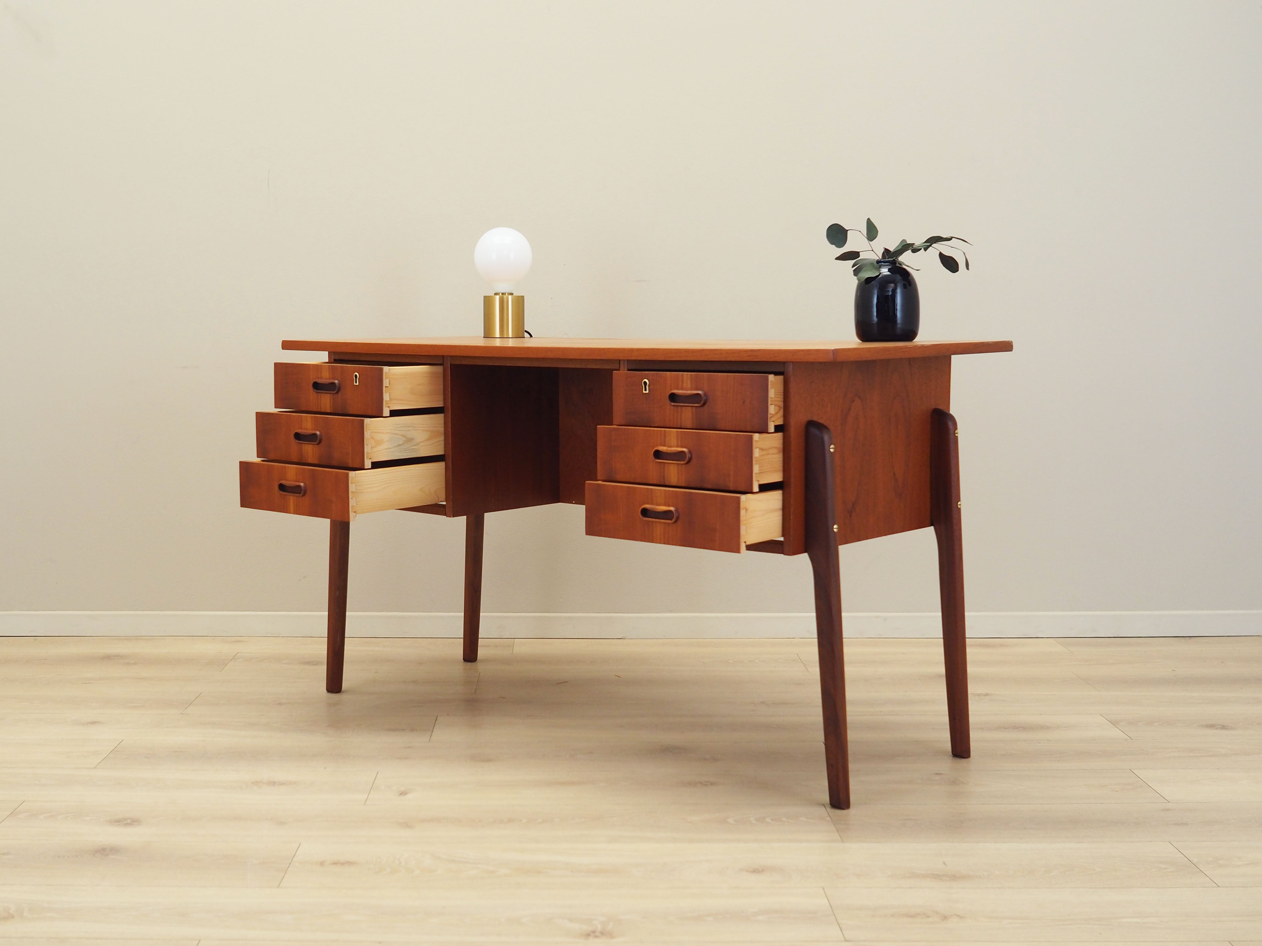 Teak_desk_Danish_design_from_1960s_production_Denmark
