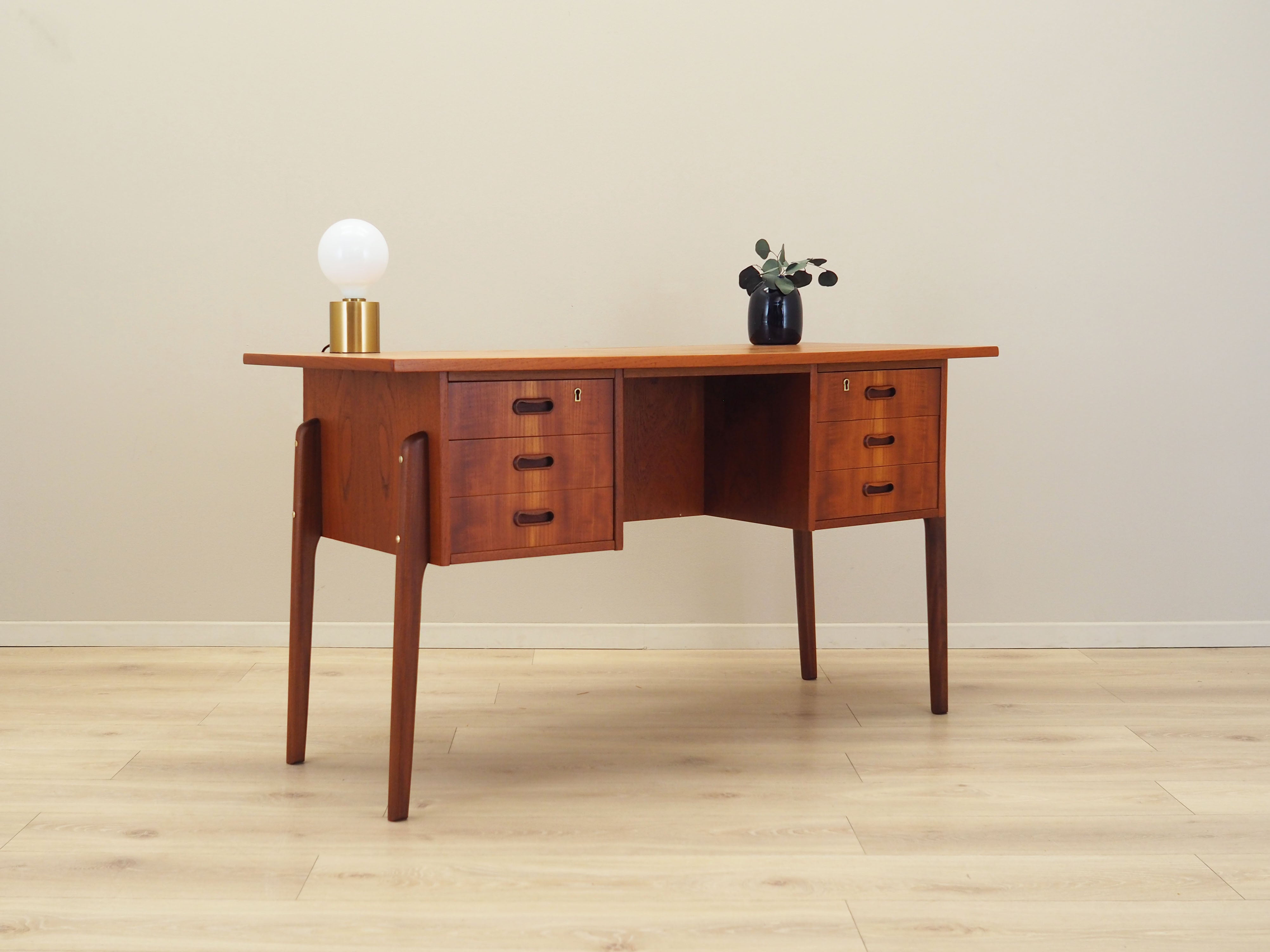 Teak_desk_Danish_design_from_1960s_production_Denmark
