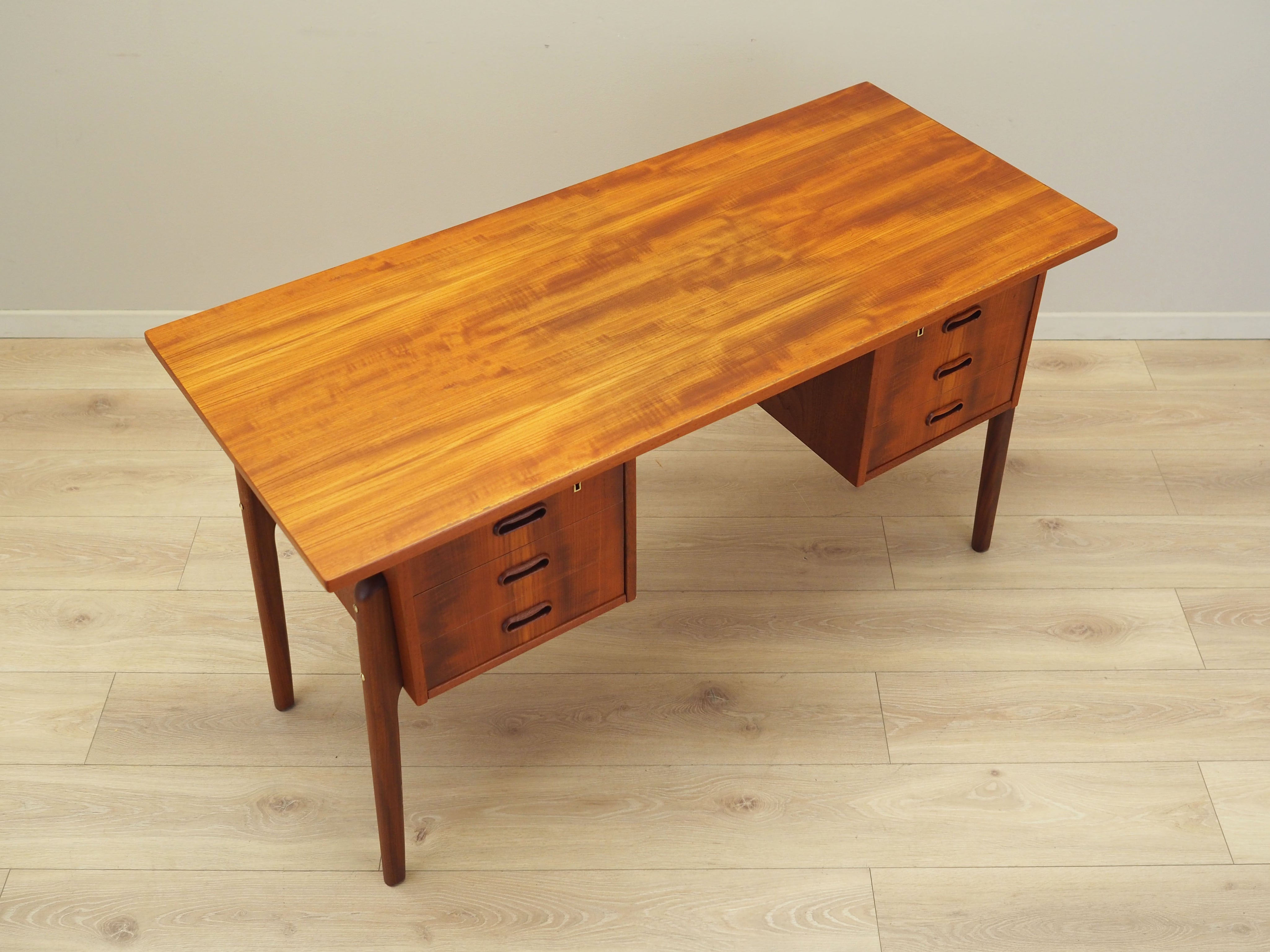 Teak_desk_Danish_design_from_1960s_production_Denmark