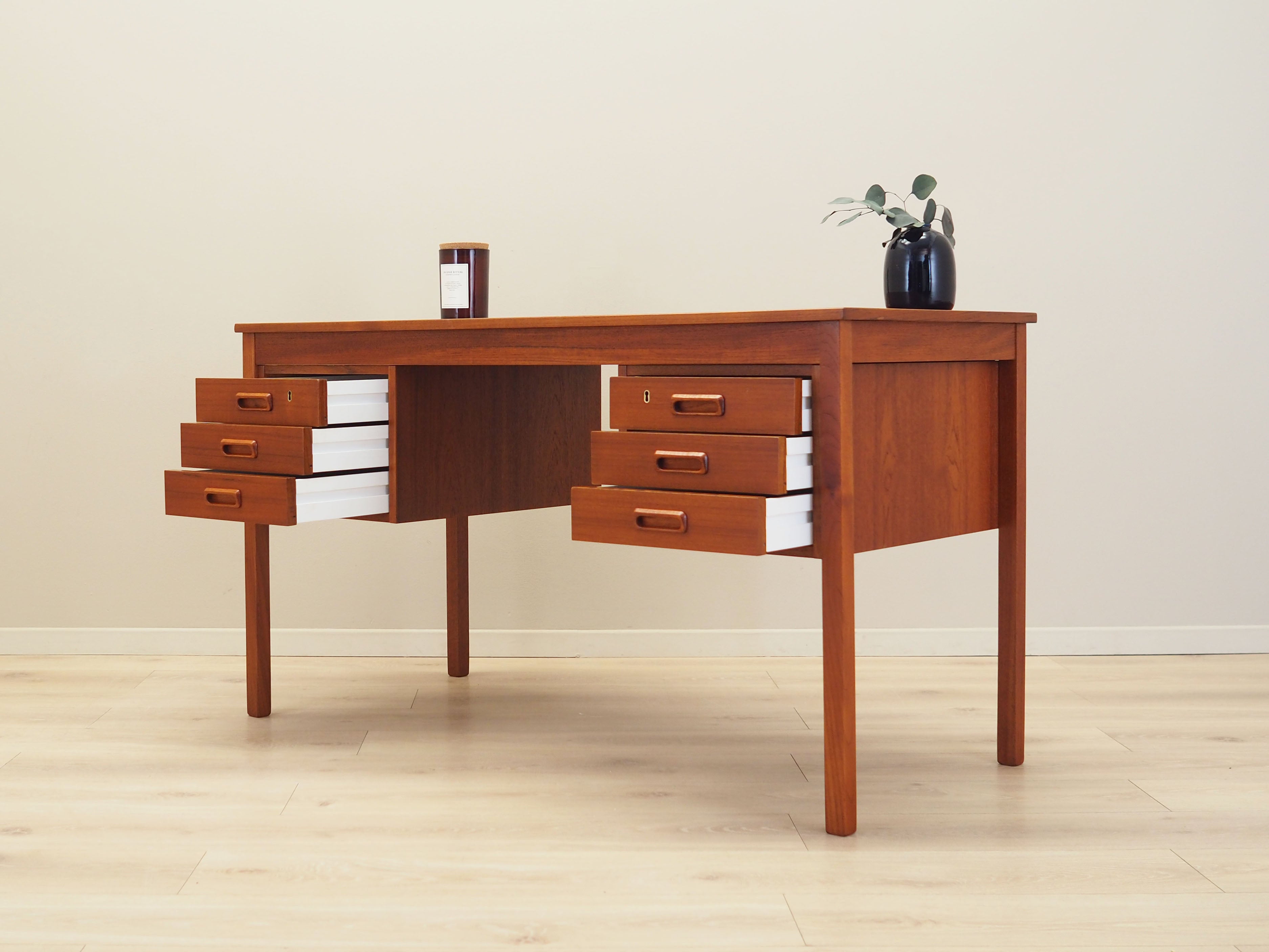 Teak_desk_in_Danish_design_1970s