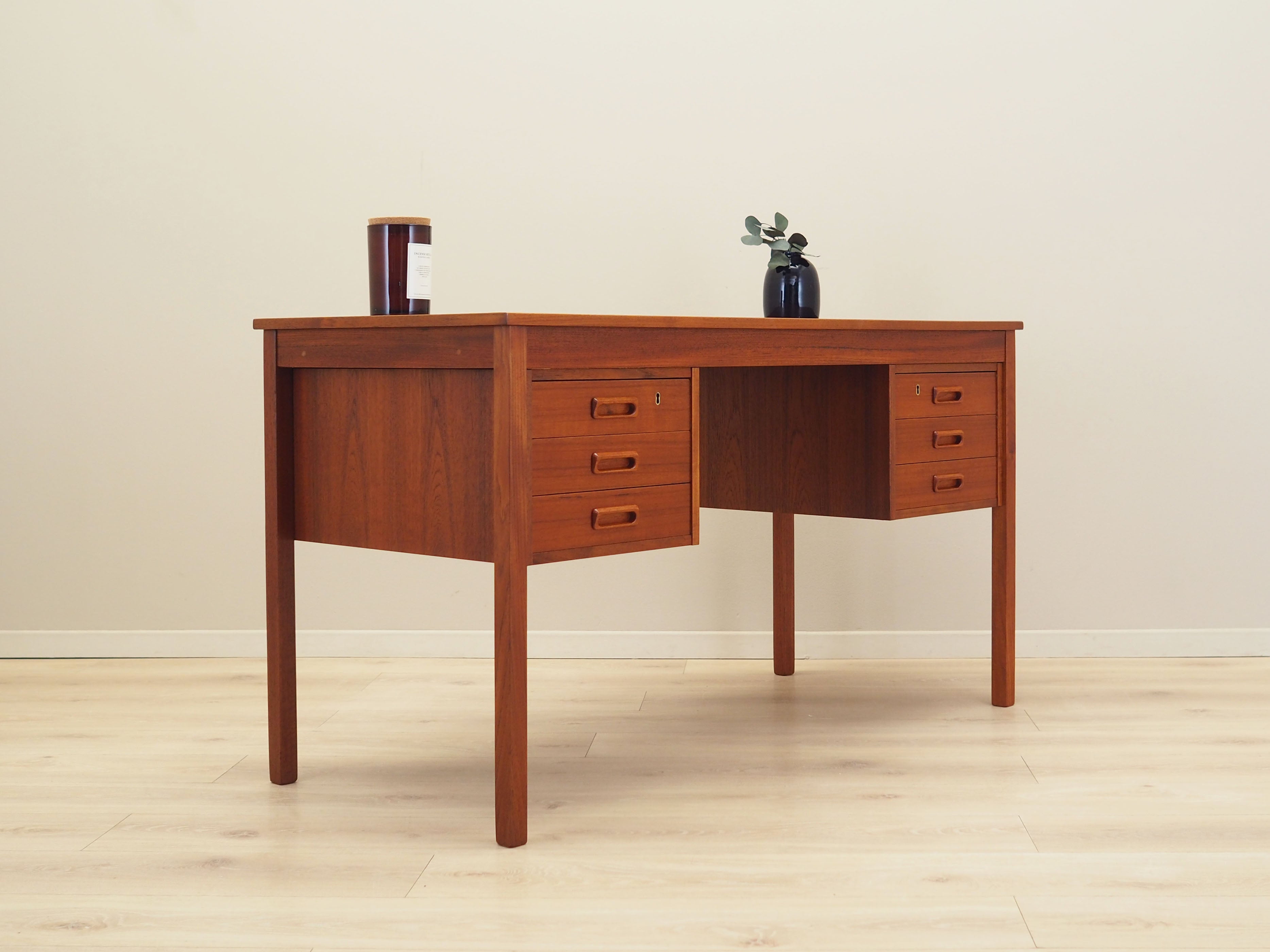 Teak_desk_in_Danish_design_1970s