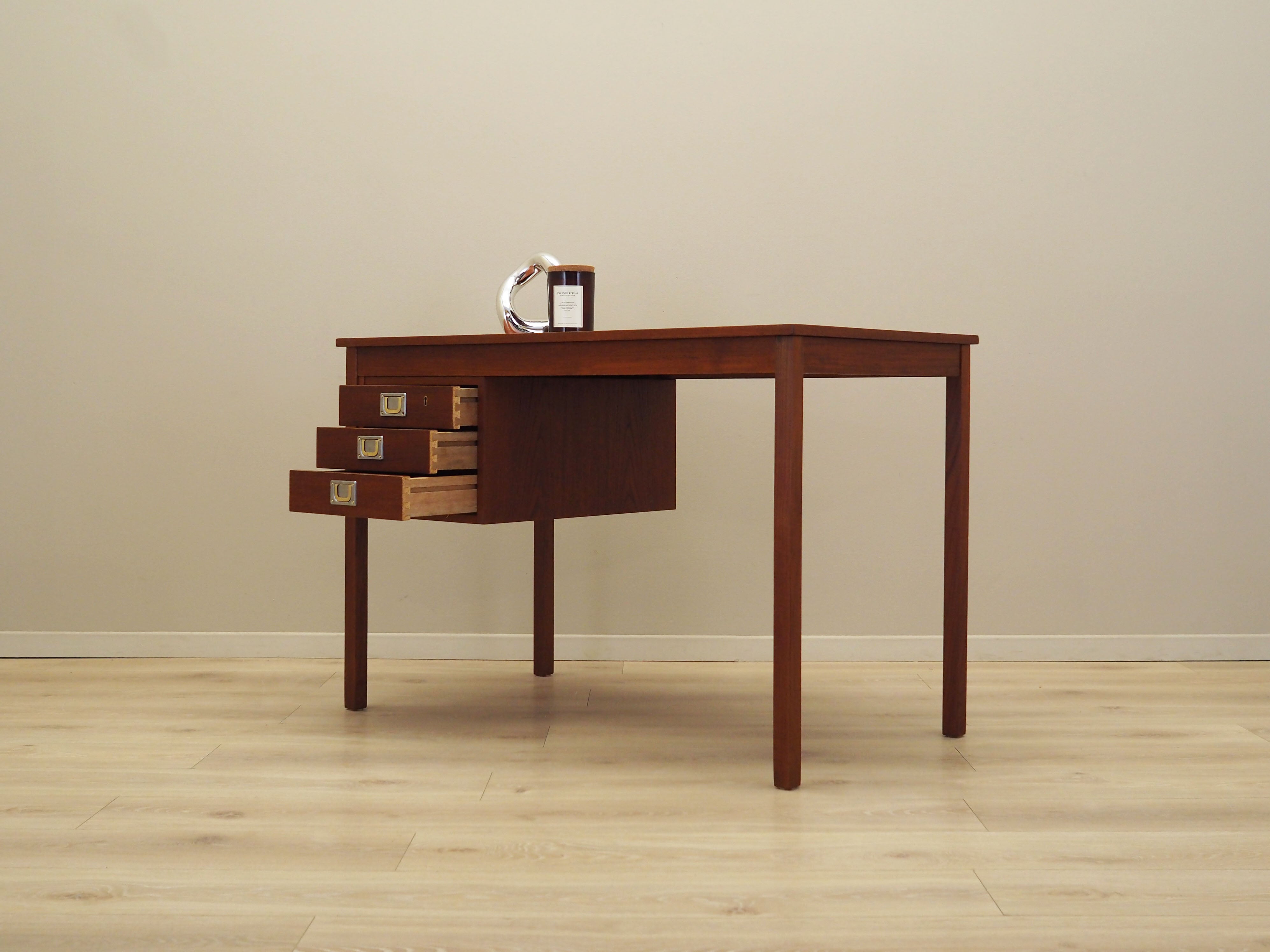 Teak_desk_in_Danish_design_from_1960s_production_Denmark