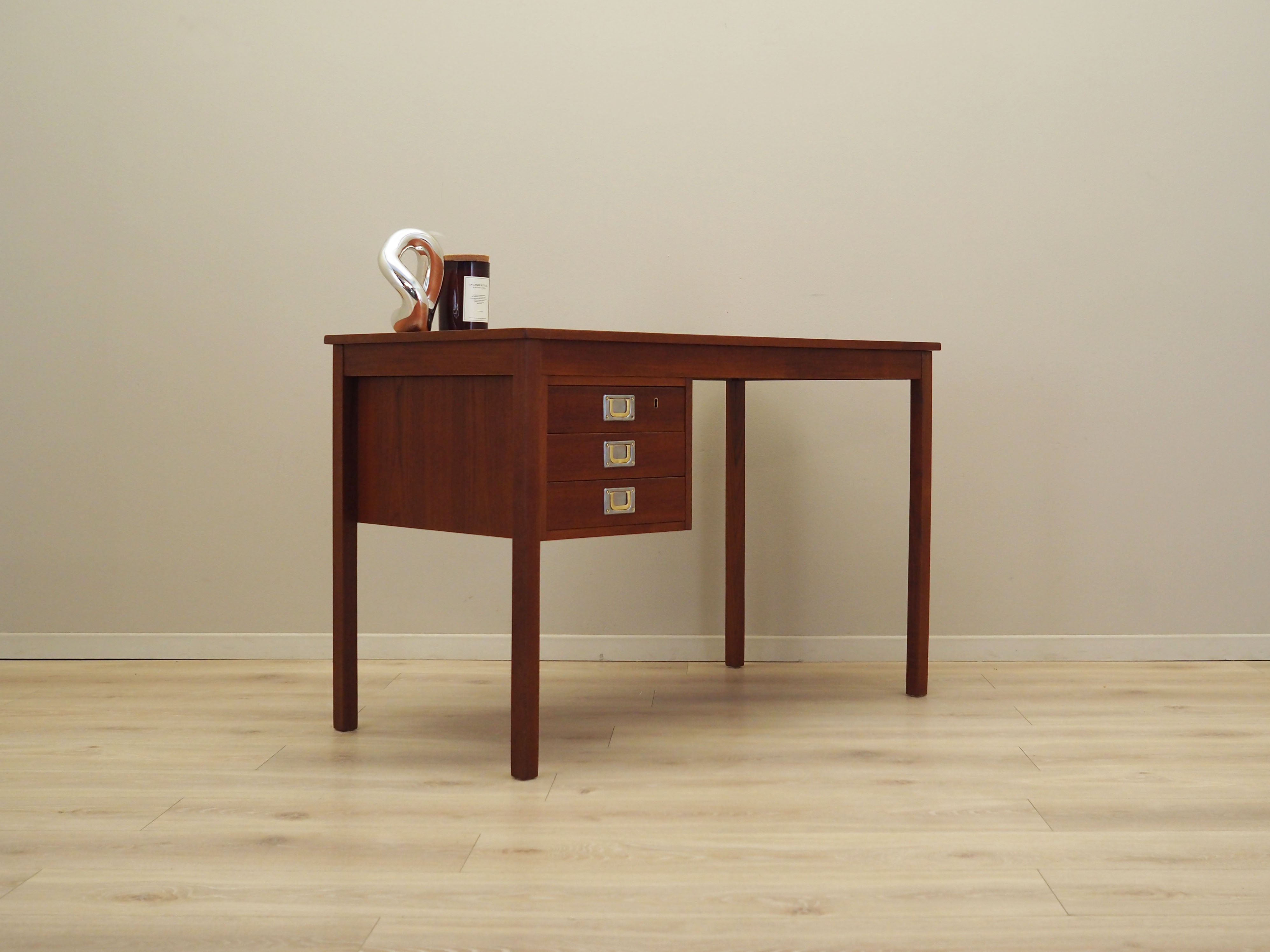 Teak_desk_in_Danish_design_from_1960s_production_Denmark