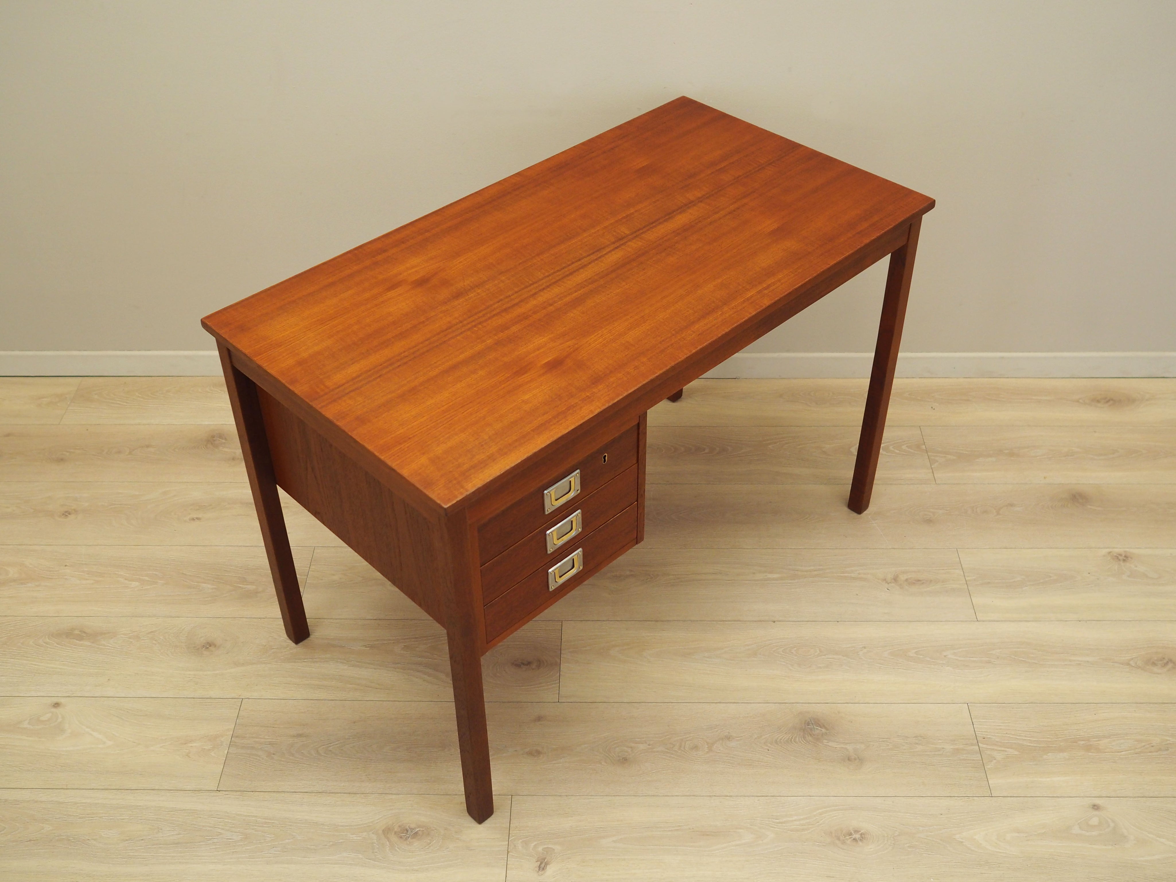 Teak_desk_in_Danish_design_from_1960s_production_Denmark