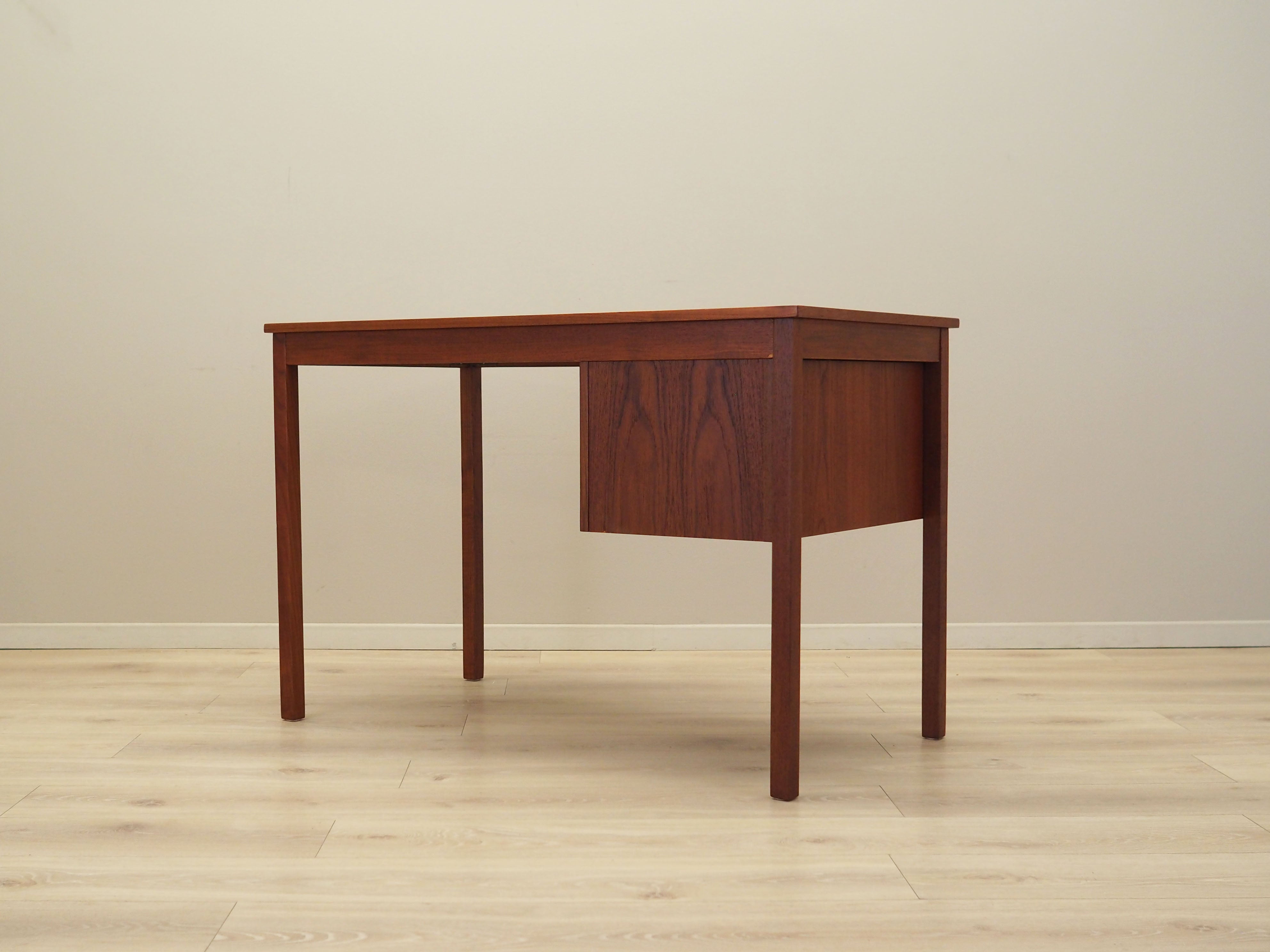 Teak_desk_in_Danish_design_from_1960s_production_Denmark