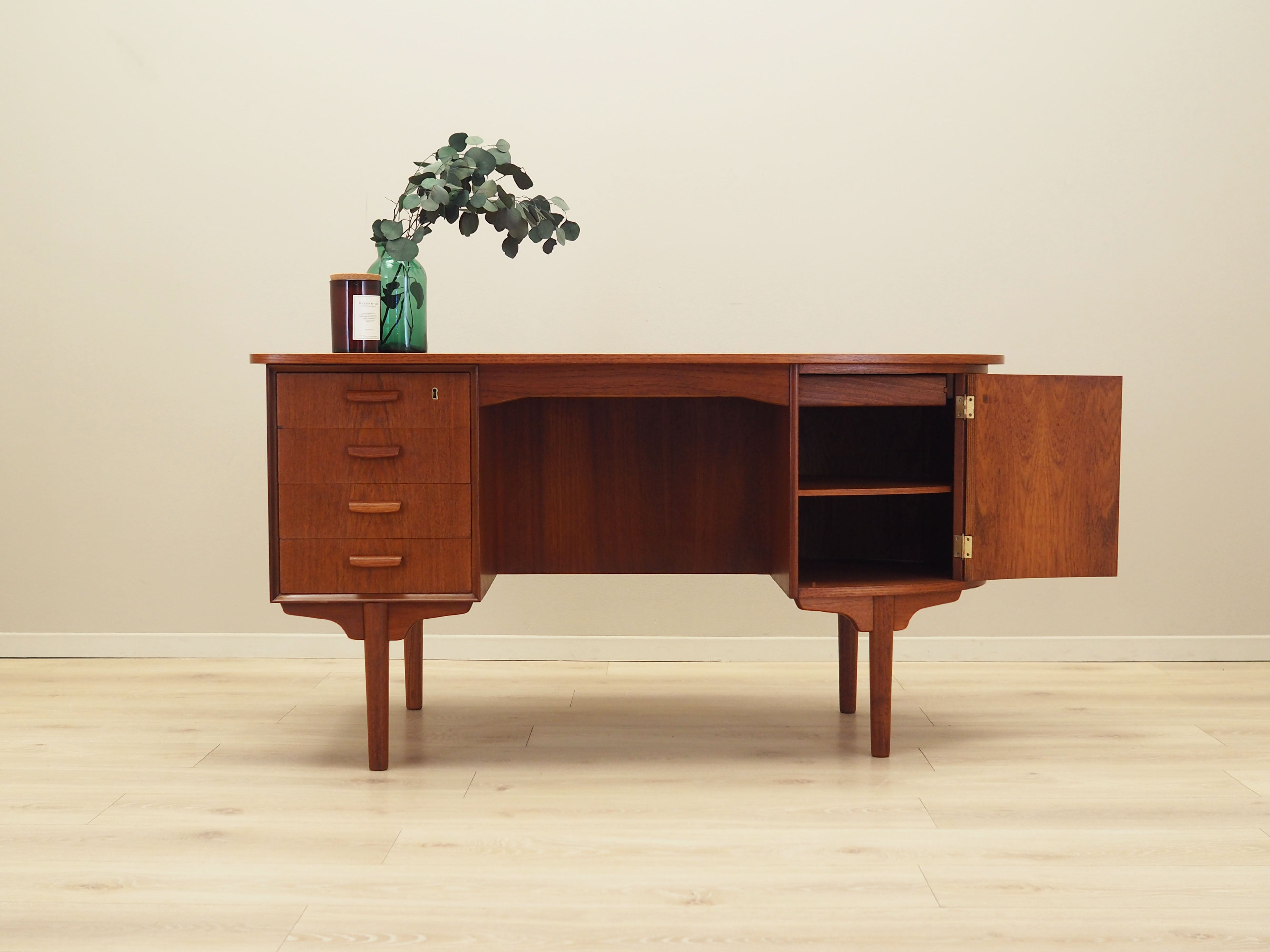 Teak_desk_in_Danish_design_from_1970s_by_H.P._Hansen_crafted_by_Randers_M_belfabrik
