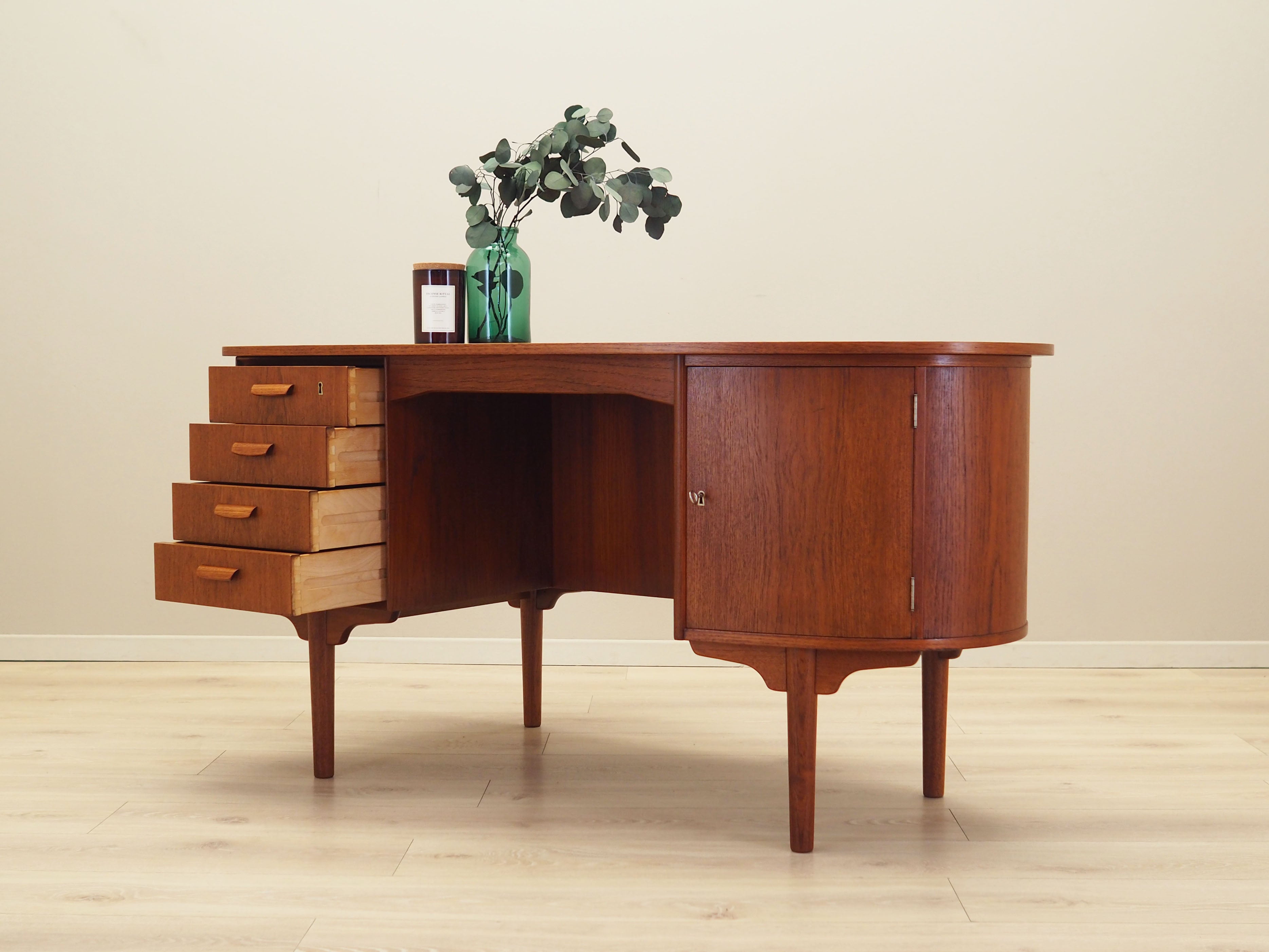 Teak_desk_in_Danish_design_from_1970s_by_H.P._Hansen_crafted_by_Randers_M_belfabrik