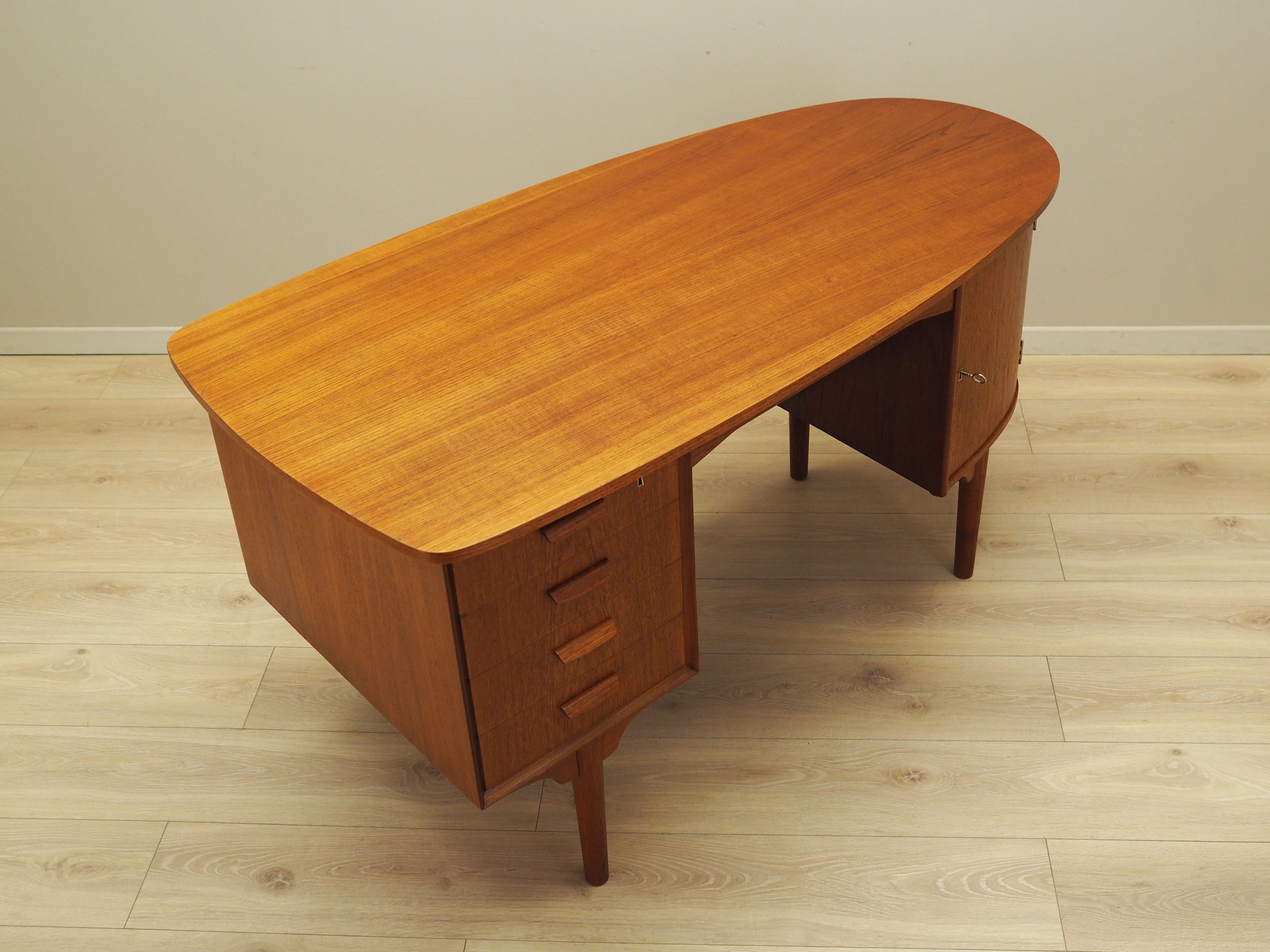 Teak_desk_in_Danish_design_from_1970s_by_H.P._Hansen_crafted_by_Randers_M_belfabrik