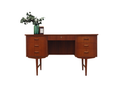 Teak_desk_in_Danish_design_from_1970s_production_Denmark